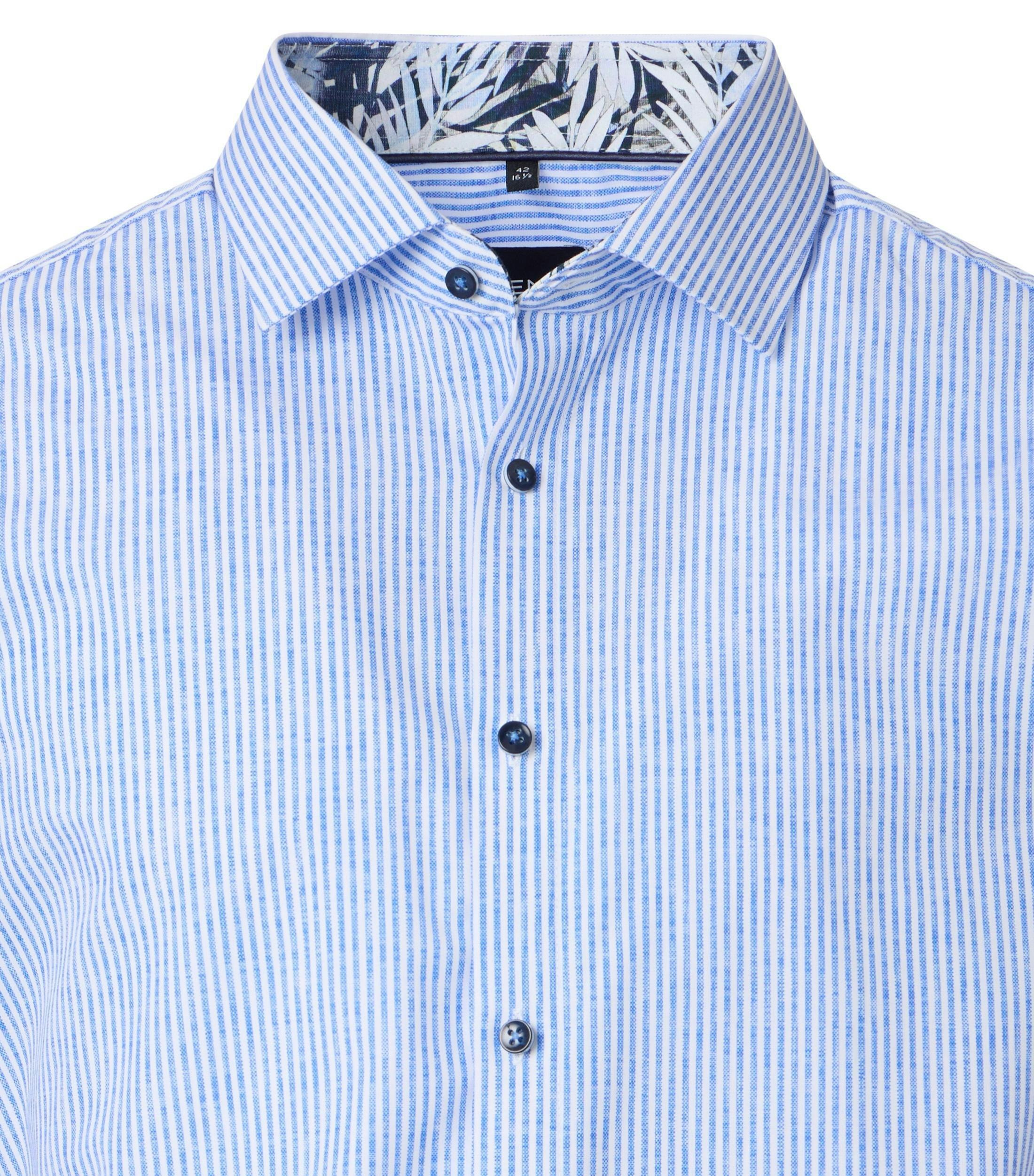 Ein Businesshemd im gestreift Muster in der Farbe Blau