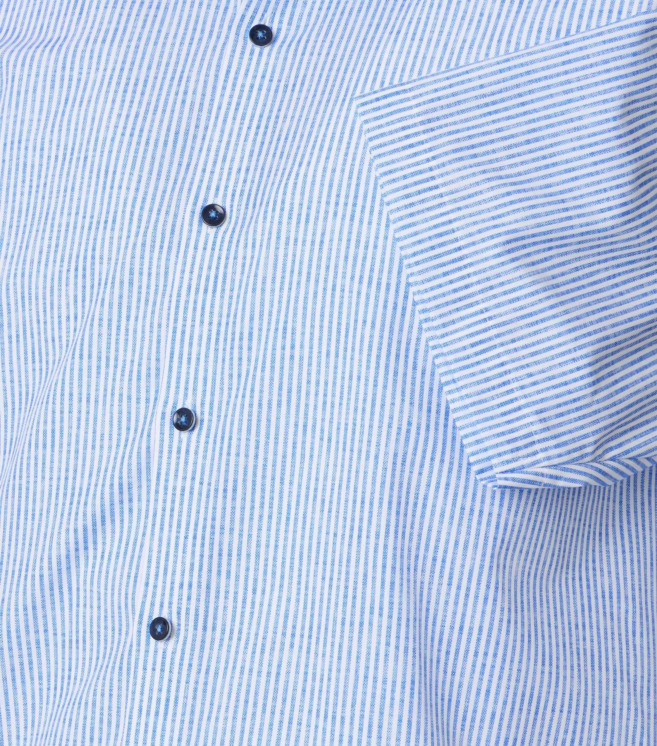 Ein Businesshemd im gestreift Muster in der Farbe Blau