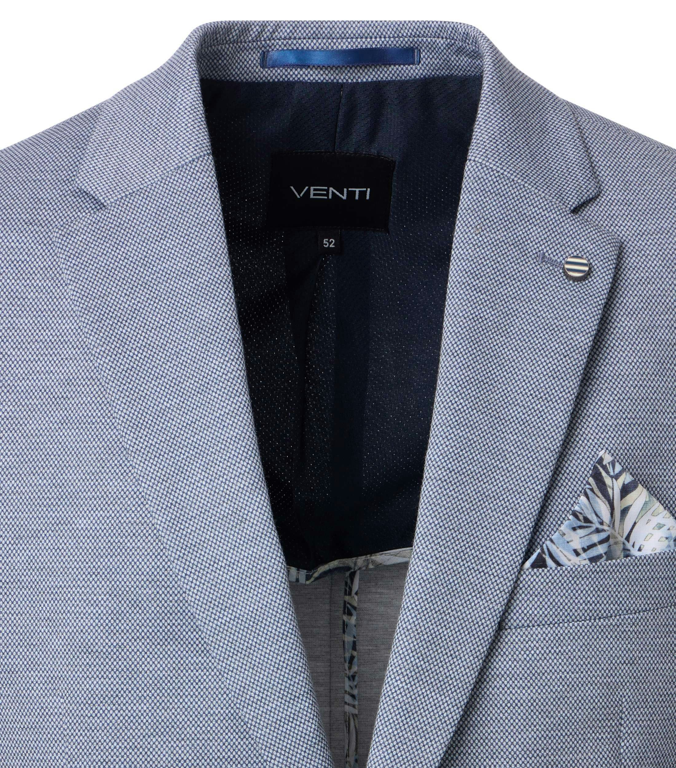 Das Model trägt ein Sakko im uni Muster in der Farbe Blau