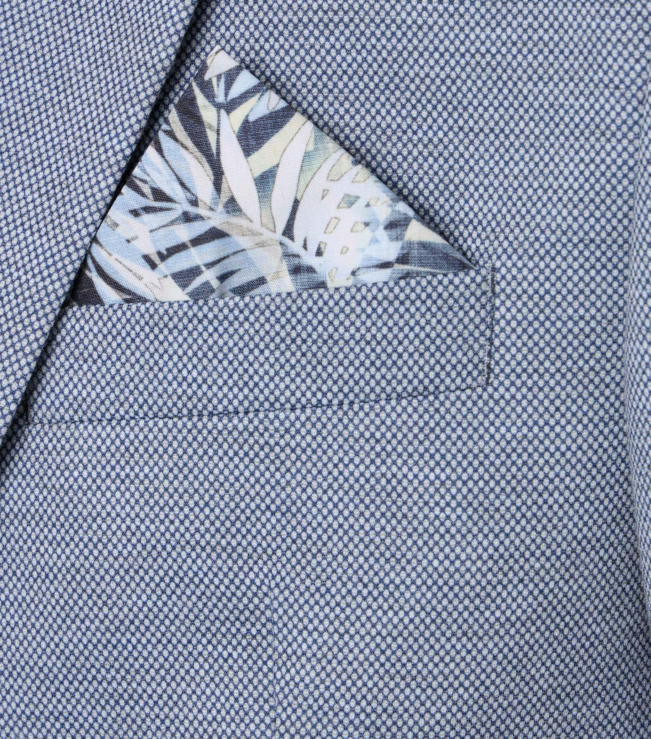 Das Model trägt ein Sakko im uni Muster in der Farbe Blau