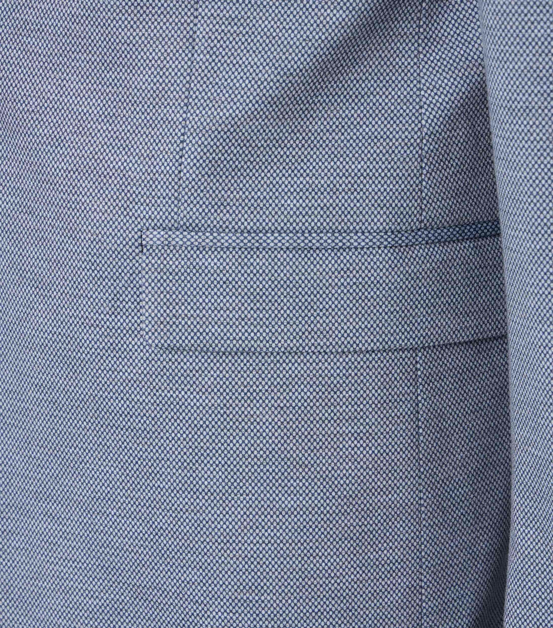 Das Model trägt ein Sakko im uni Muster in der Farbe Blau