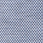 Das Model trägt ein Sakko im uni Muster in der Farbe Blau