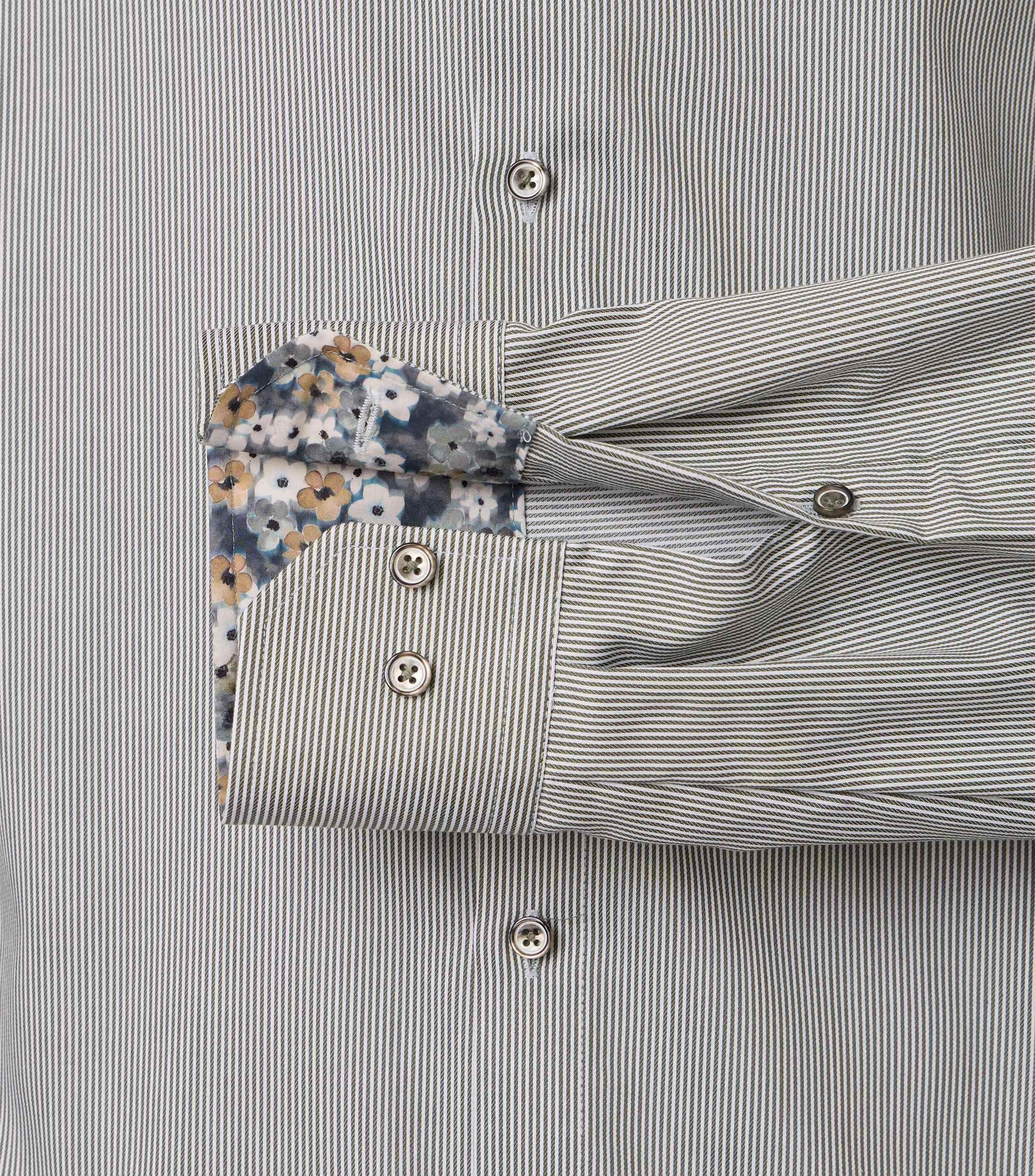 Ein Businesshemd im gestreift Muster in der Farbe Grün