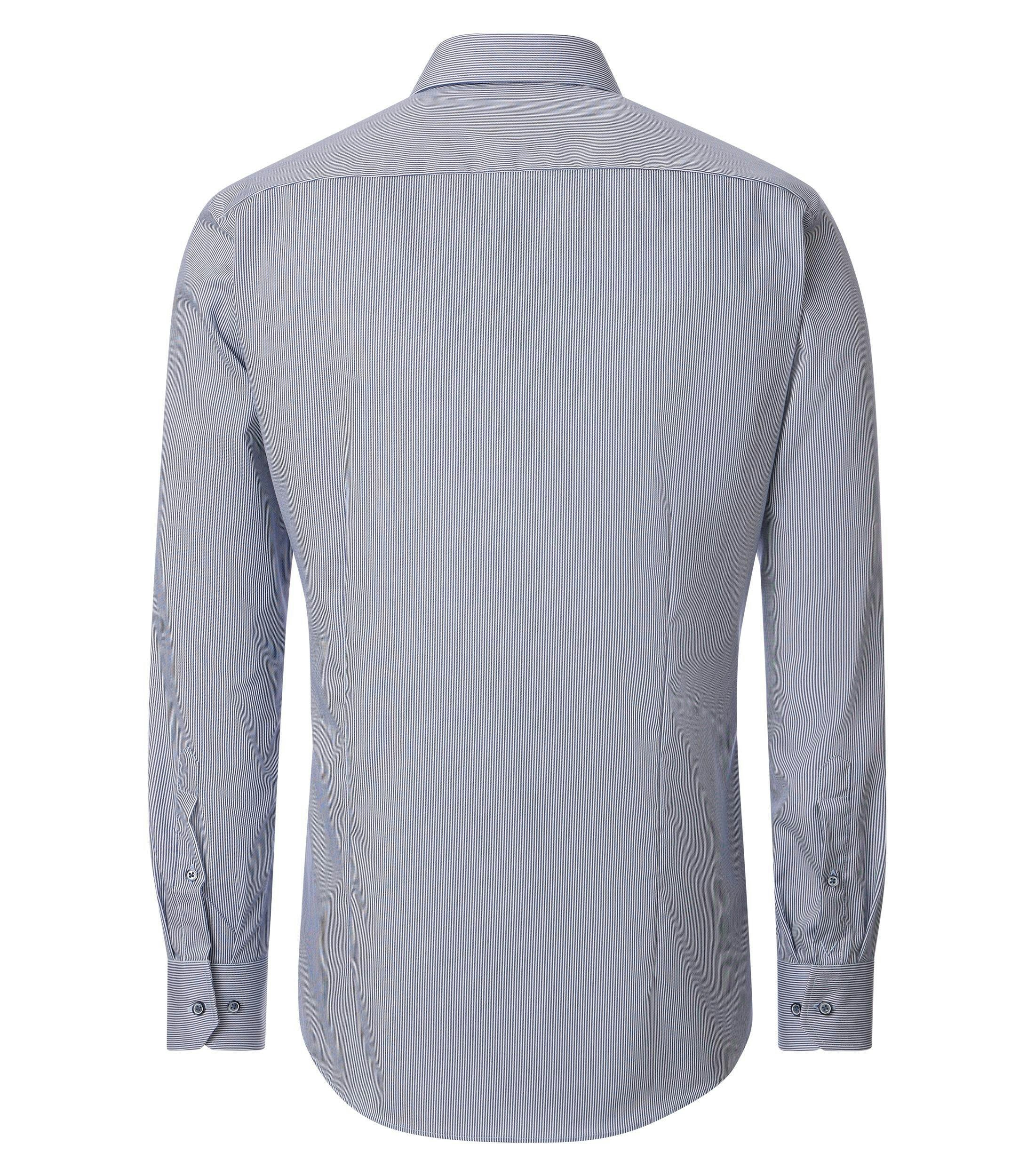 Ein Businesshemd im gestreift Muster in der Farbe Blau