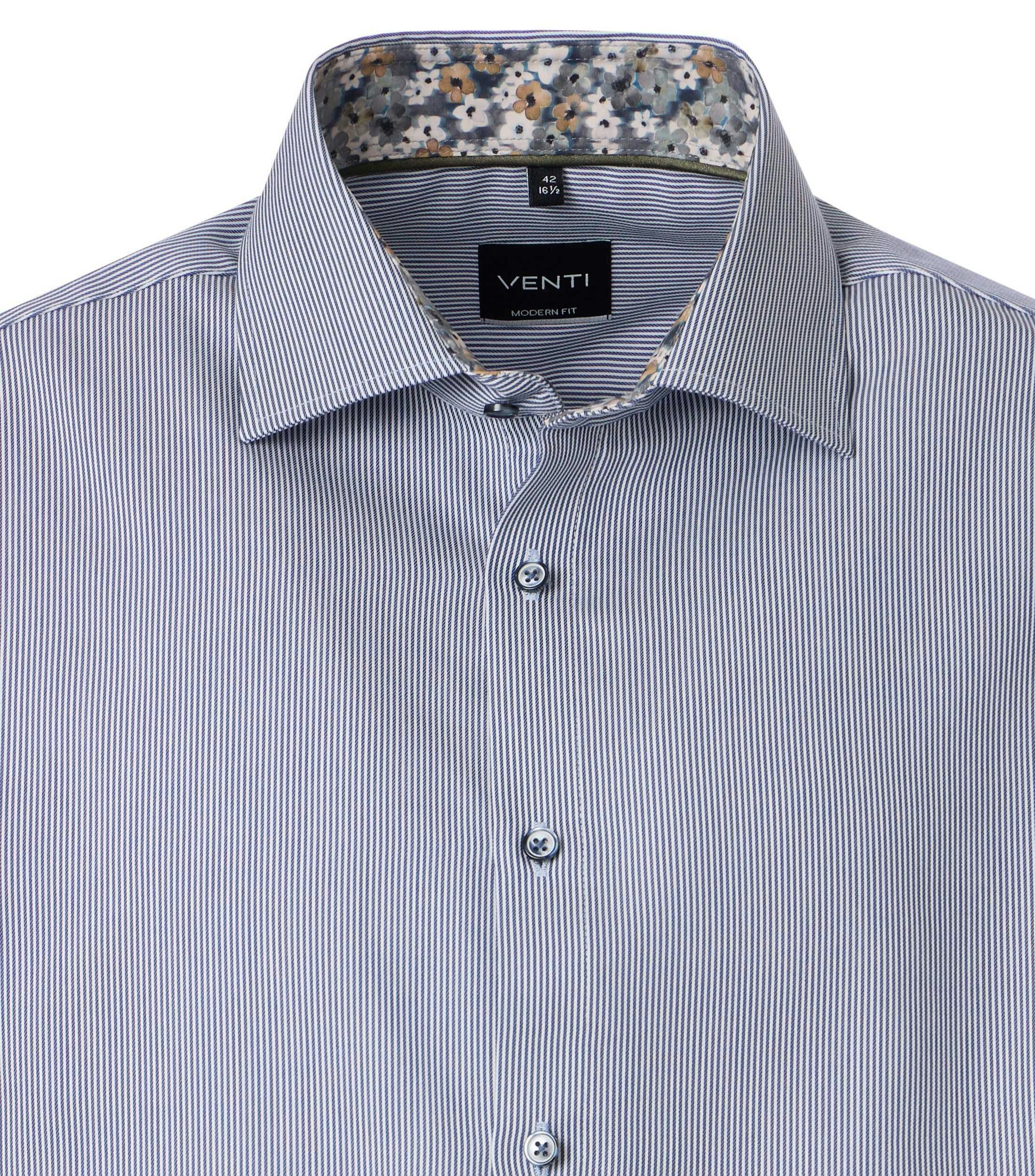 Ein Businesshemd im gestreift Muster in der Farbe Blau