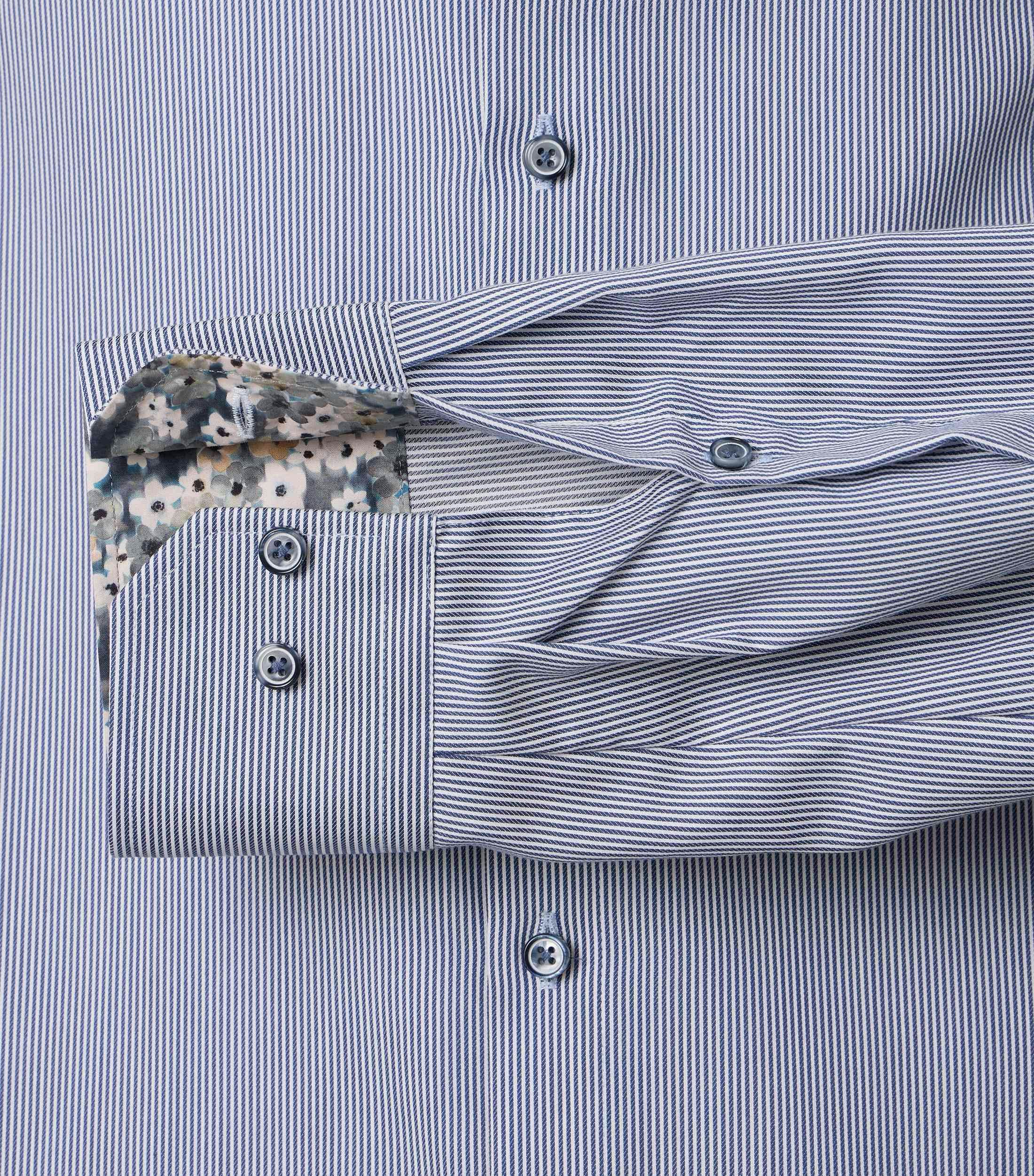 Ein Businesshemd im gestreift Muster in der Farbe Blau