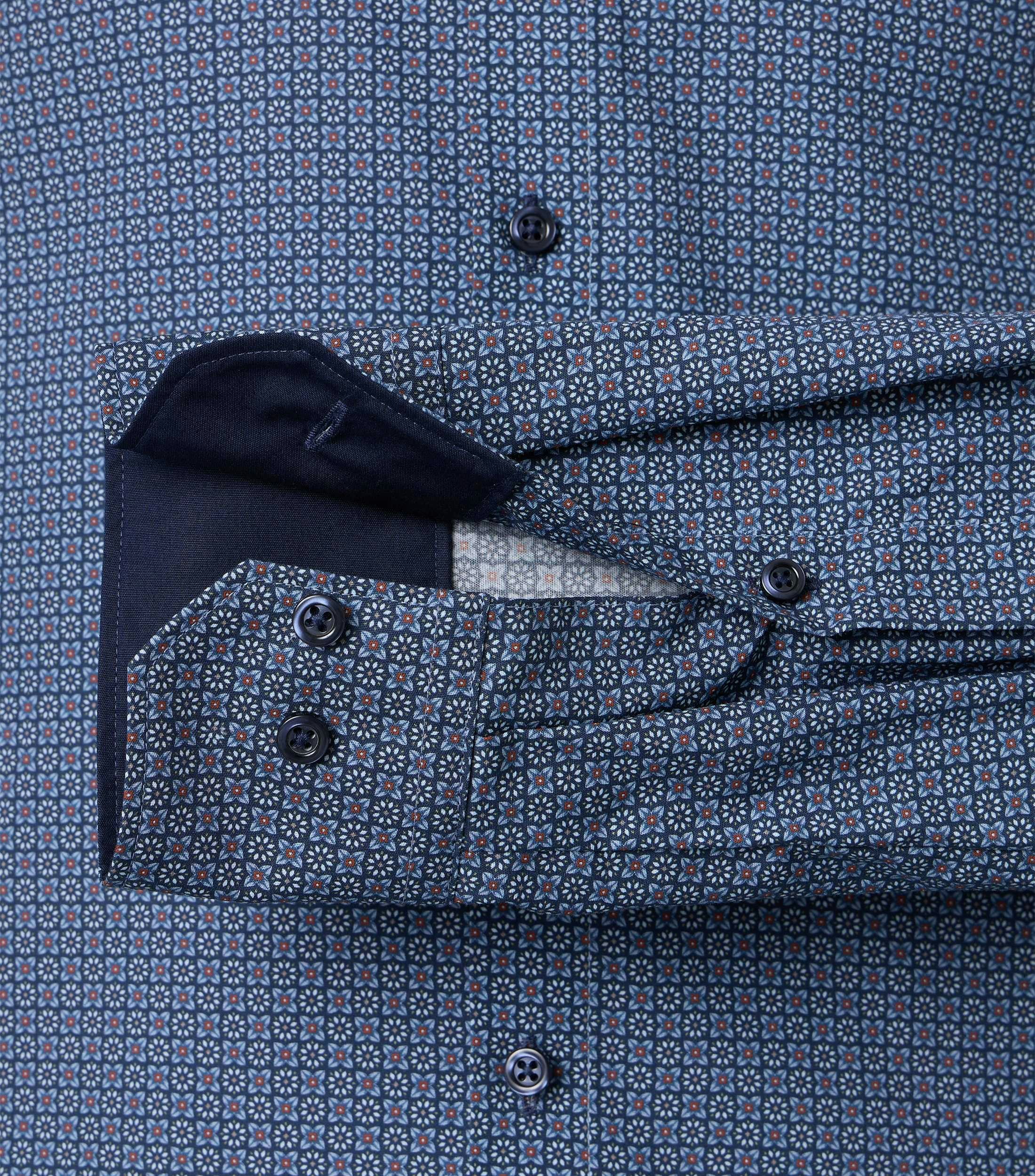 Ein Businesshemd im Print Muster in der Farbe Dunkelblau