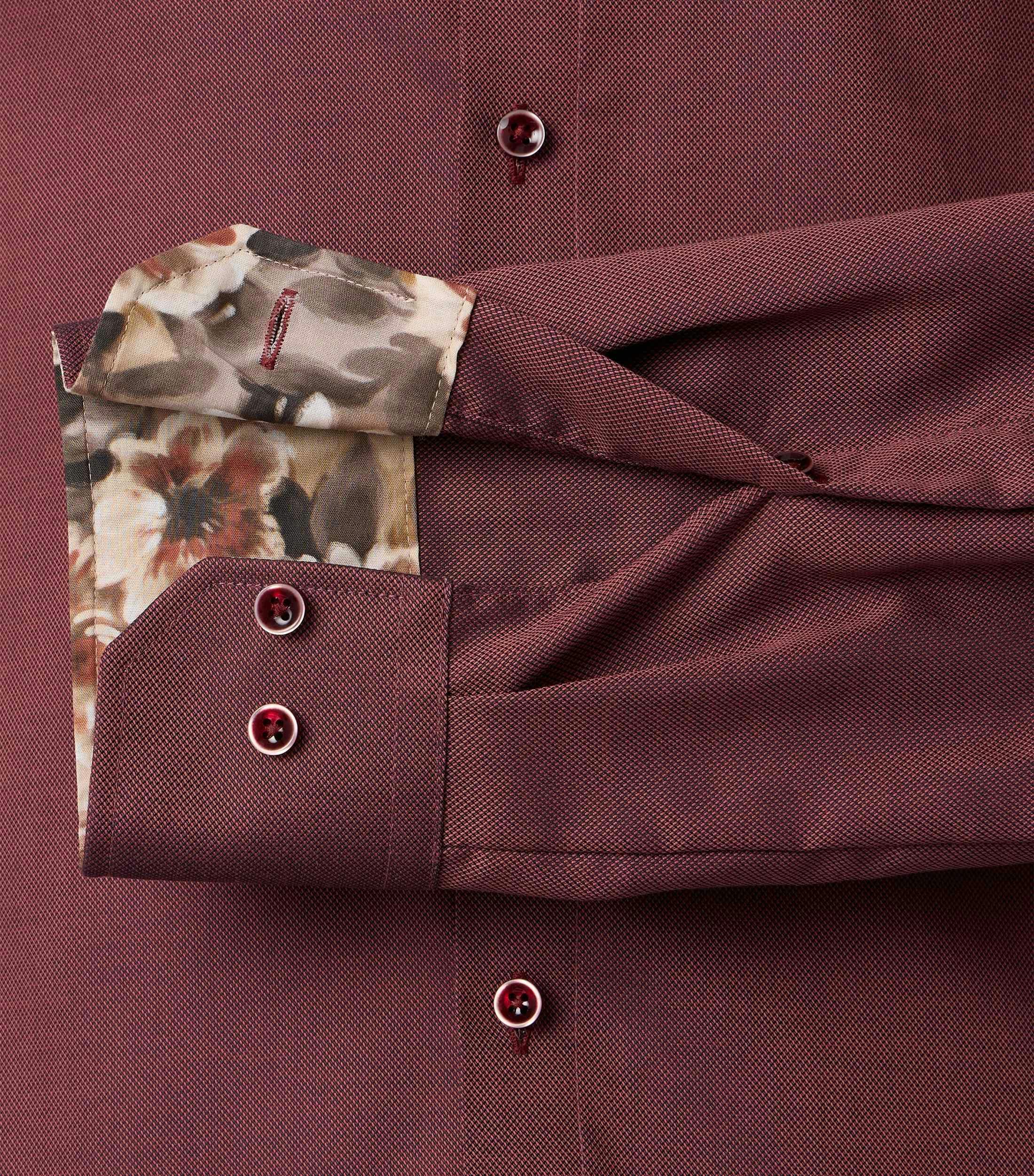 Ein Businesshemd im uni Muster in der Farbe Rot