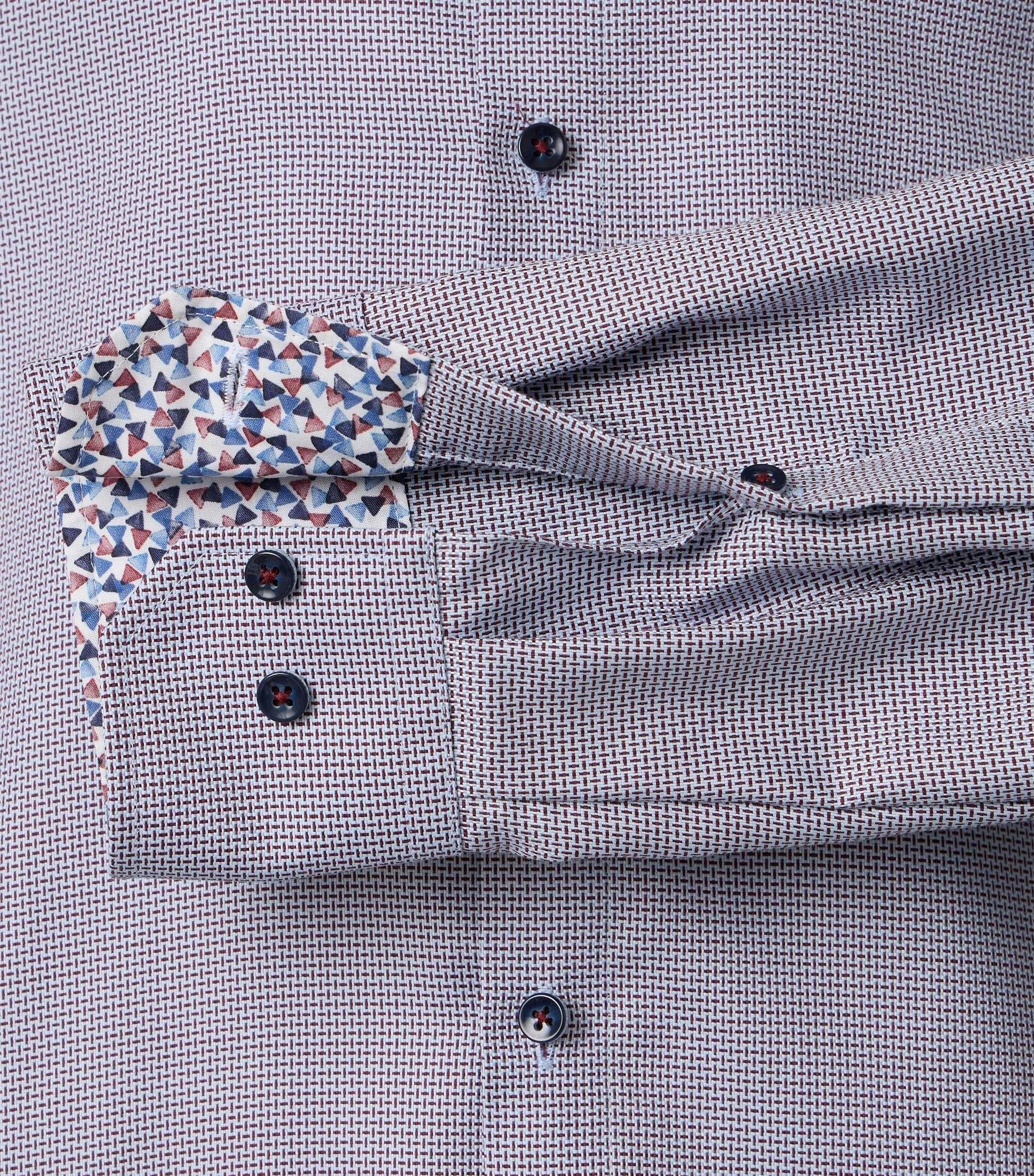 Ein Businesshemd im uni Muster in der Farbe Hellrot