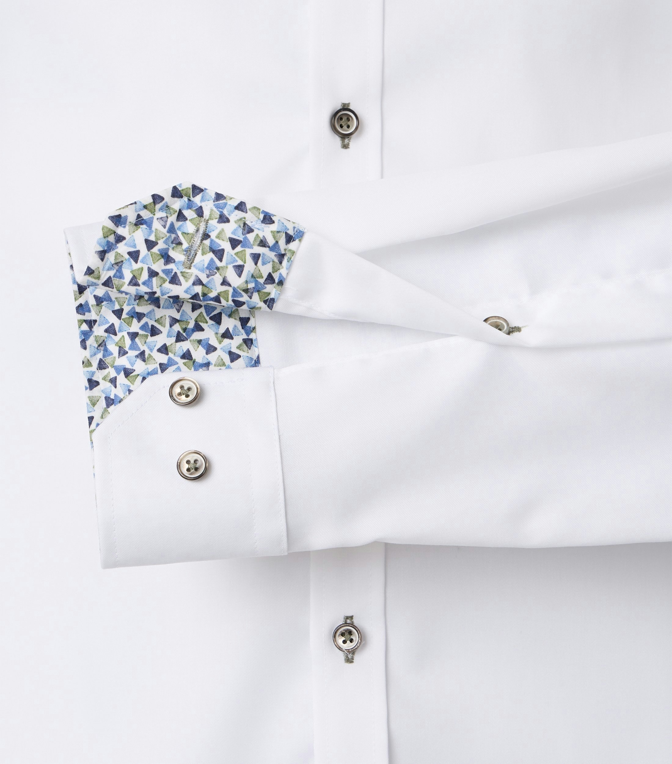 Ein Businesshemd im uni Muster in der Farbe Weiß