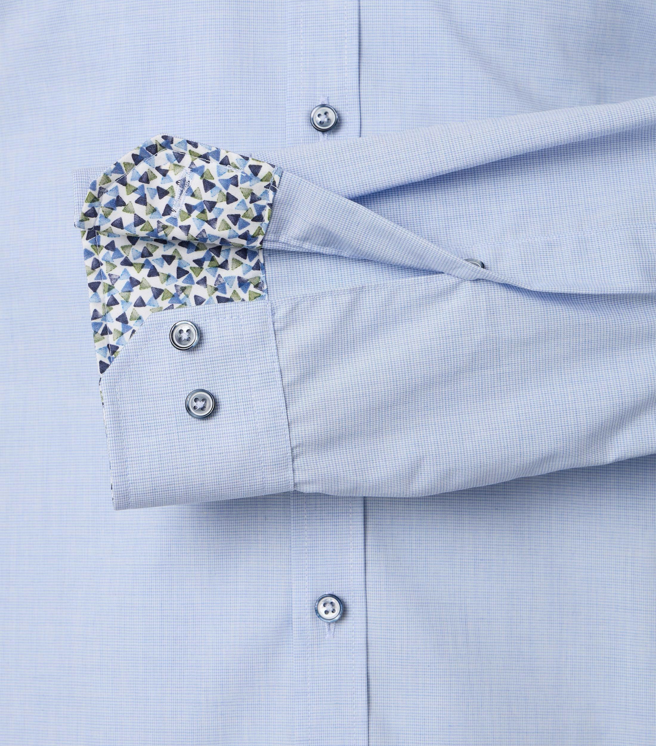 Ein Businesshemd im uni Muster in der Farbe 100 blau