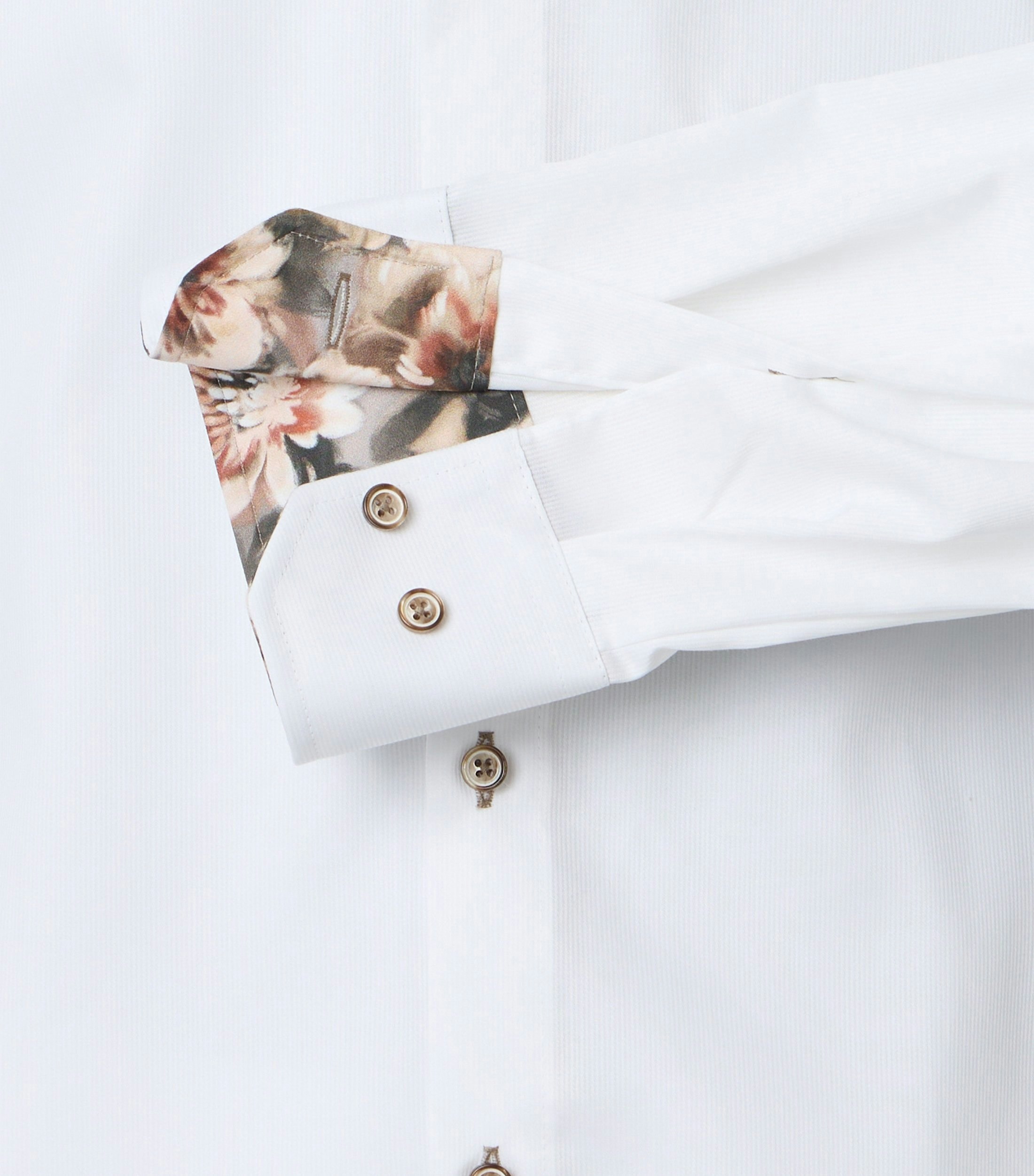 Ein Businesshemd im uni Muster in der Farbe Weiß