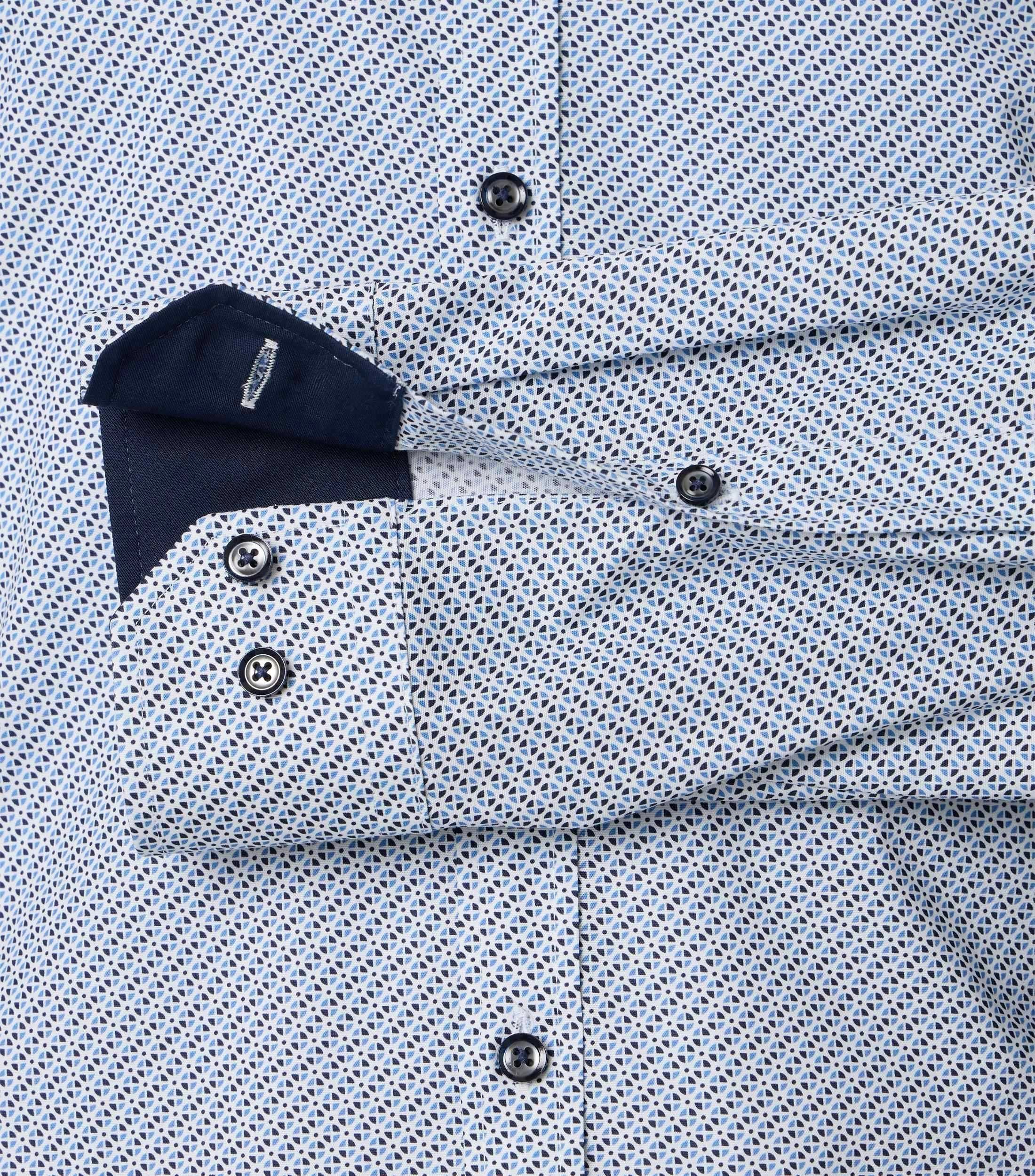 Ein Businesshemd im Print Muster in der Farbe Blau