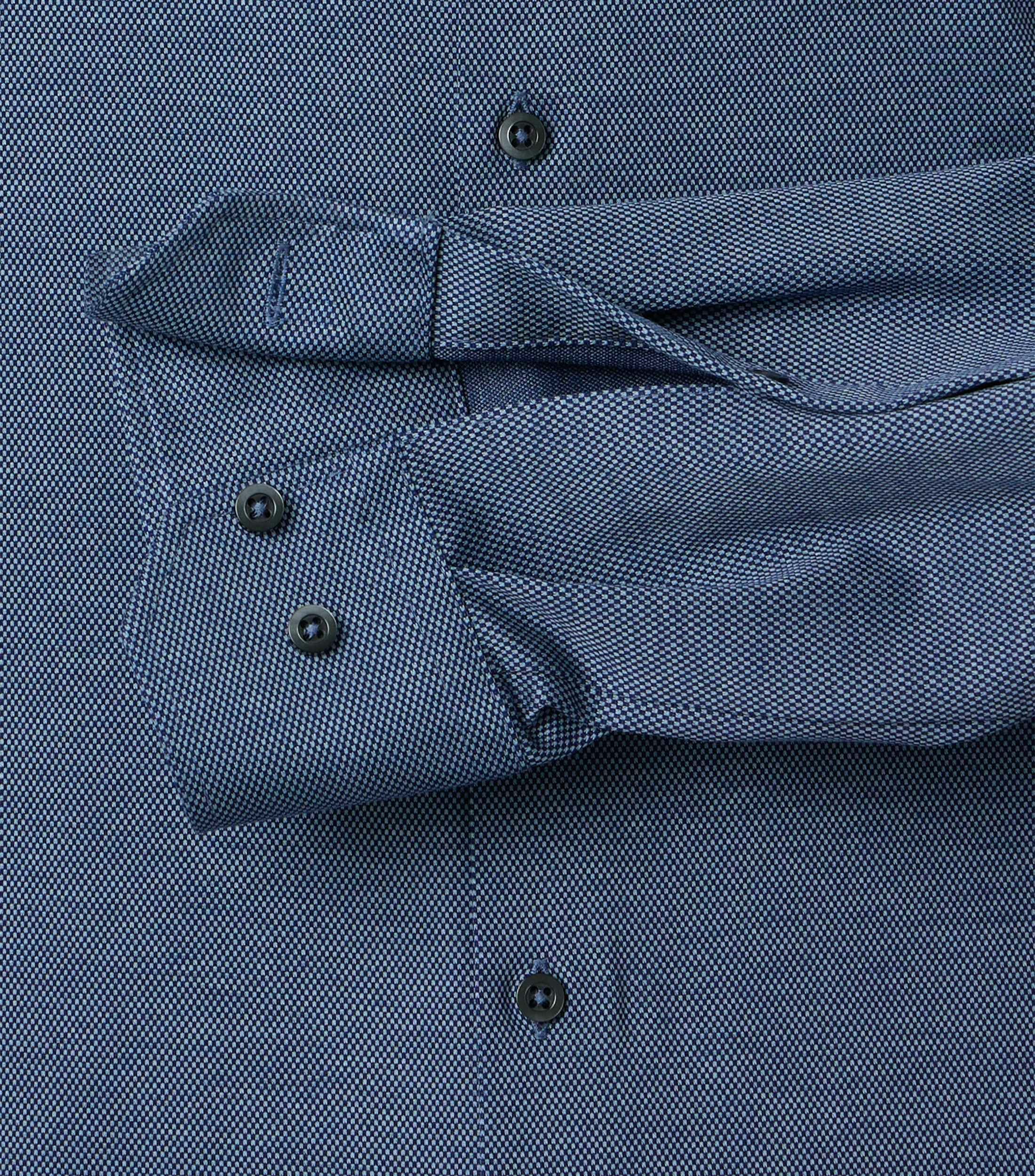 Ein Businesshemd im kariert Muster in der Farbe Dunkelblau
