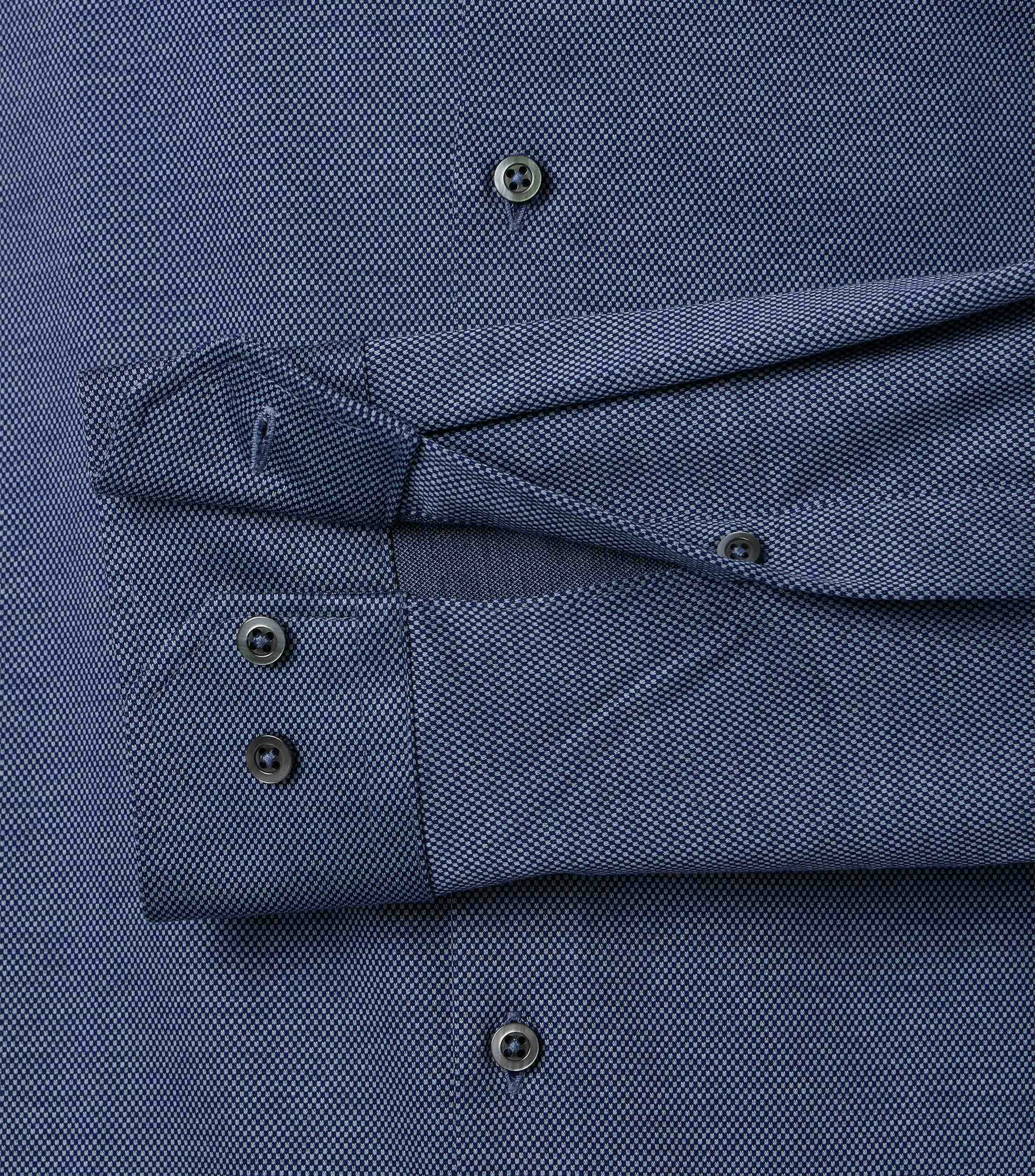 Ein Businesshemd im uni Muster in der Farbe Blau