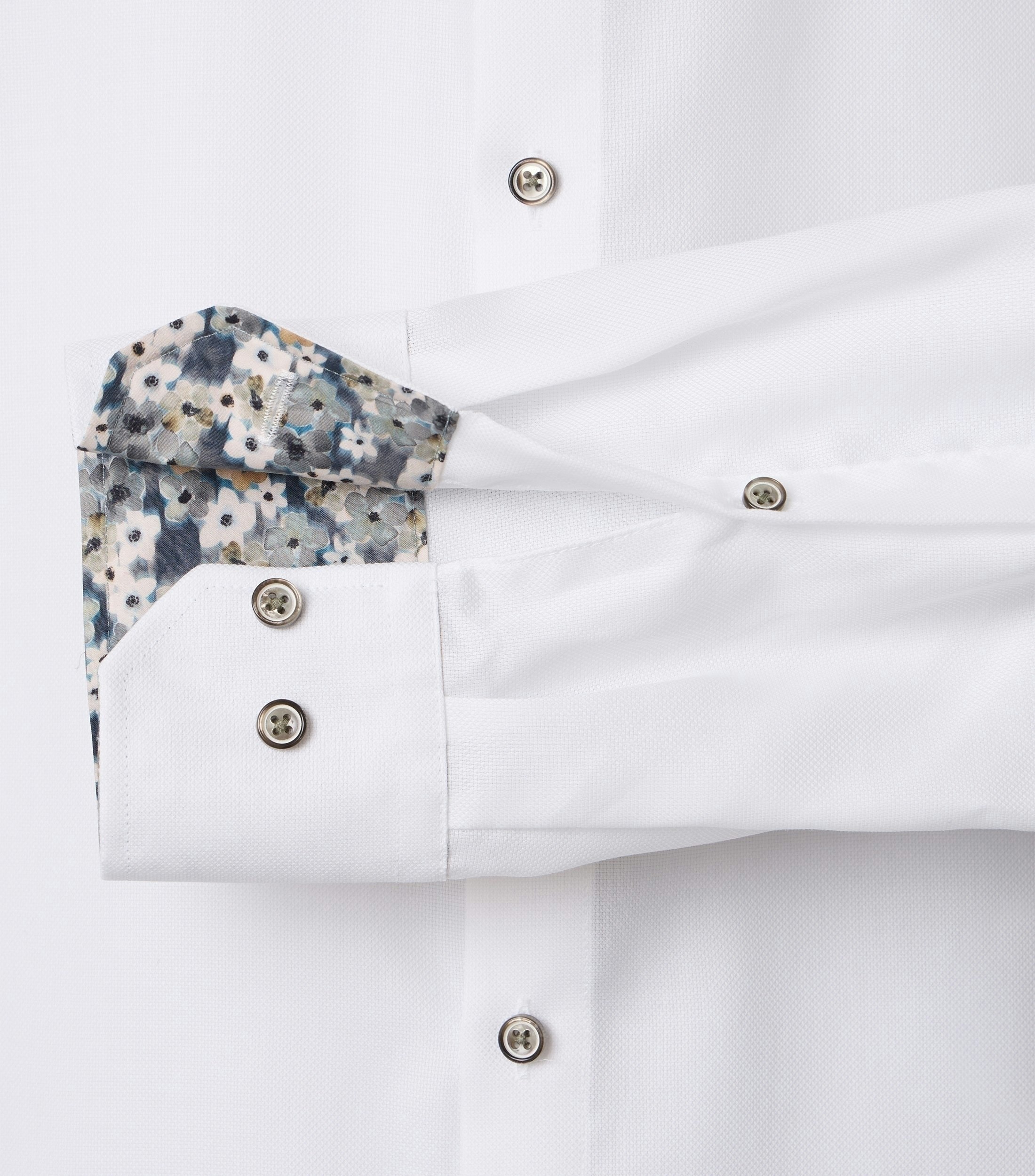 Ein Businesshemd im uni Muster in der Farbe Weiß