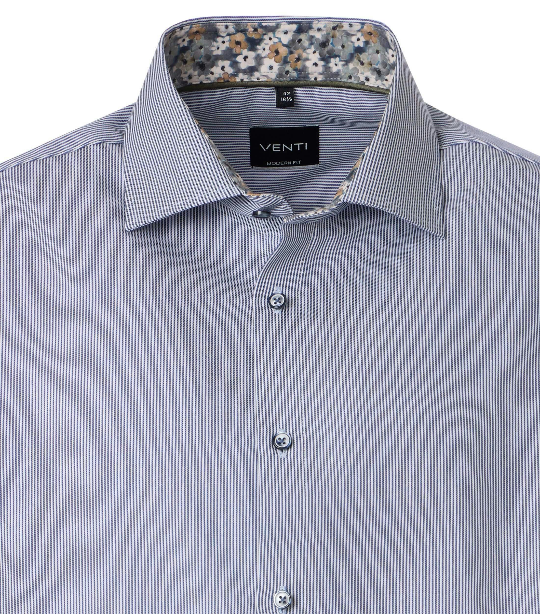 Ein Businesshemd im uni Muster in der Farbe Blau