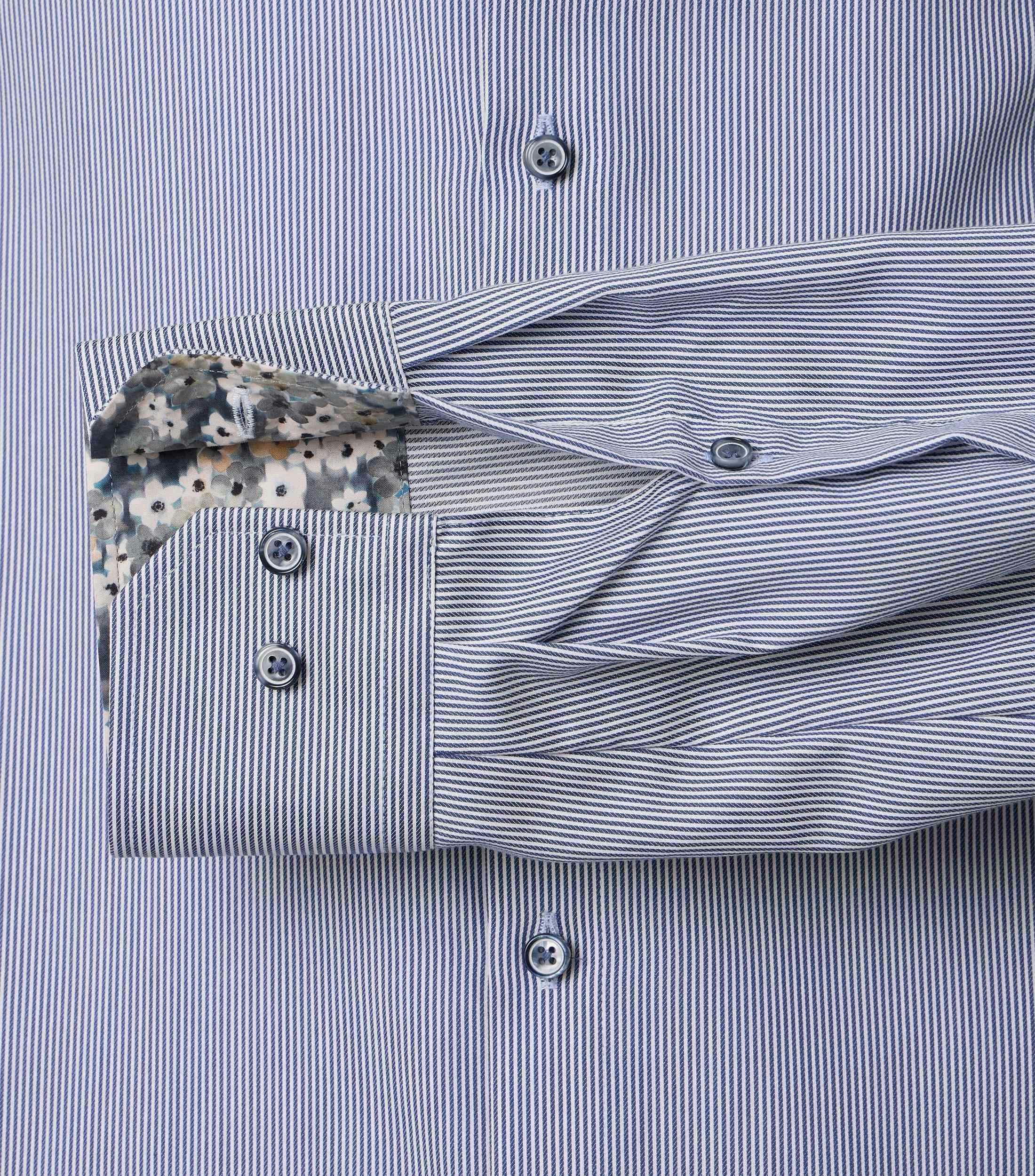 Ein Businesshemd im uni Muster in der Farbe Blau