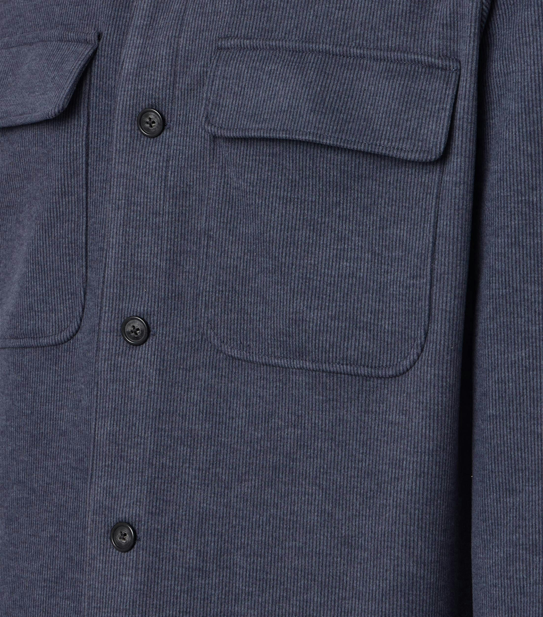 Ein Businesshemd im uni Muster in der Farbe Dunkelblau