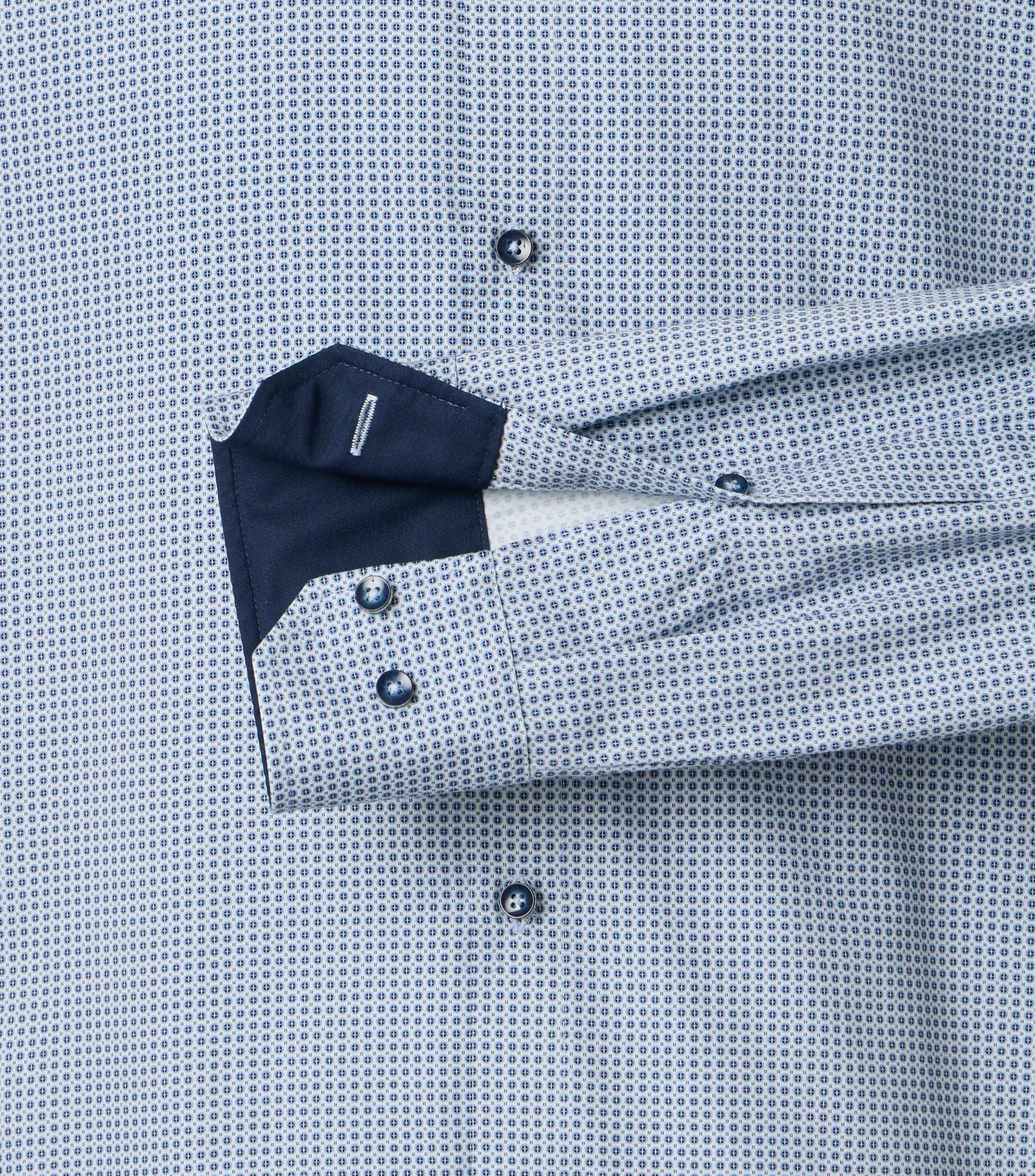 Ein Businesshemd im Print Muster in der Farbe Hellblau