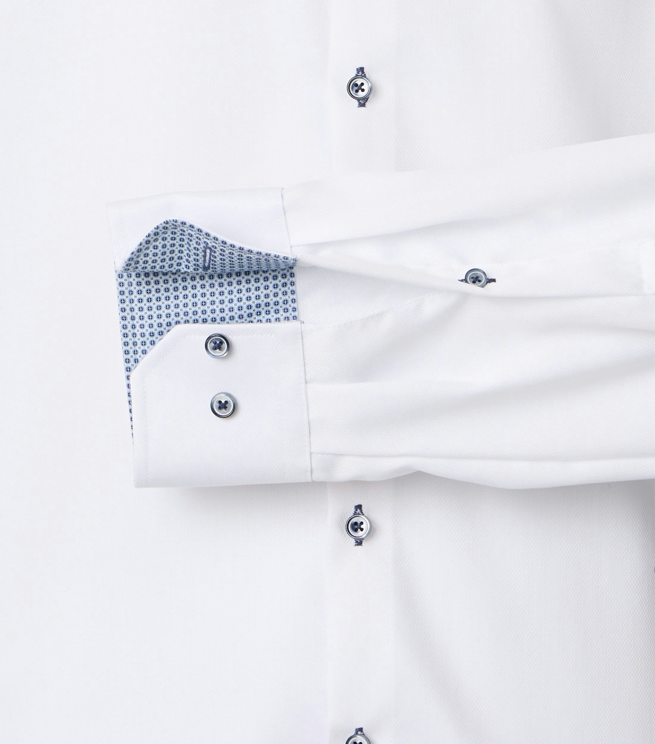 Ein Businesshemd im uni Muster in der Farbe Weiß