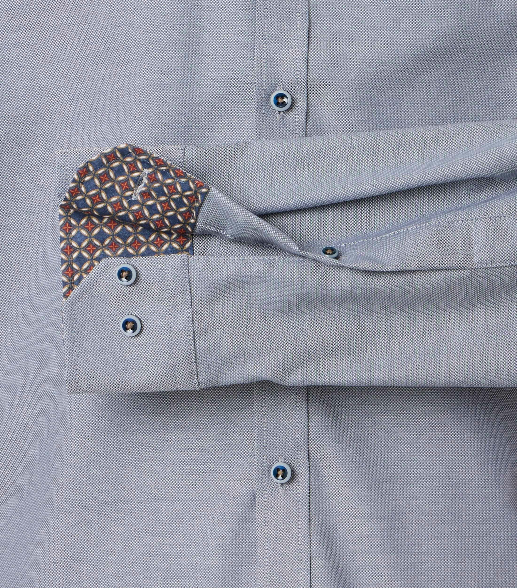 Ein Businesshemd im uni Muster in der Farbe Blau