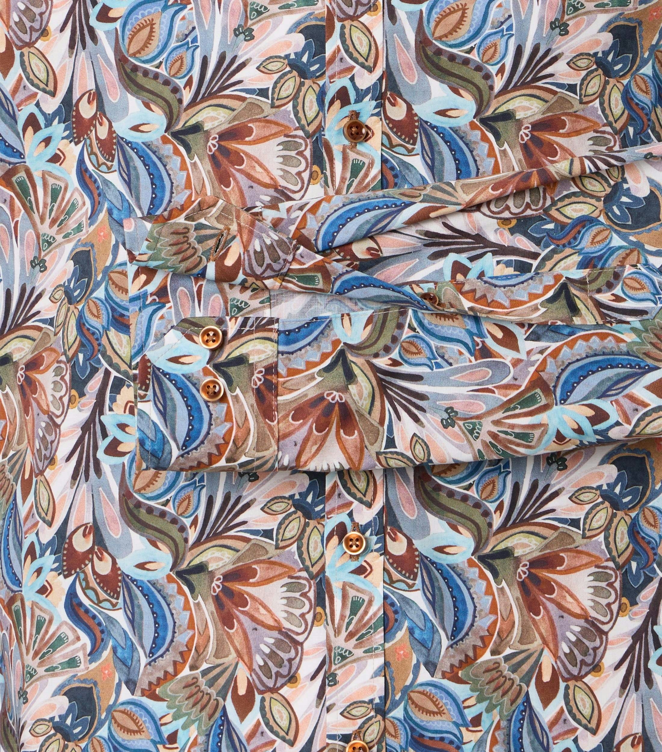 Das Model trägt ein Businesshemd im Print Muster in der Farbe Orange