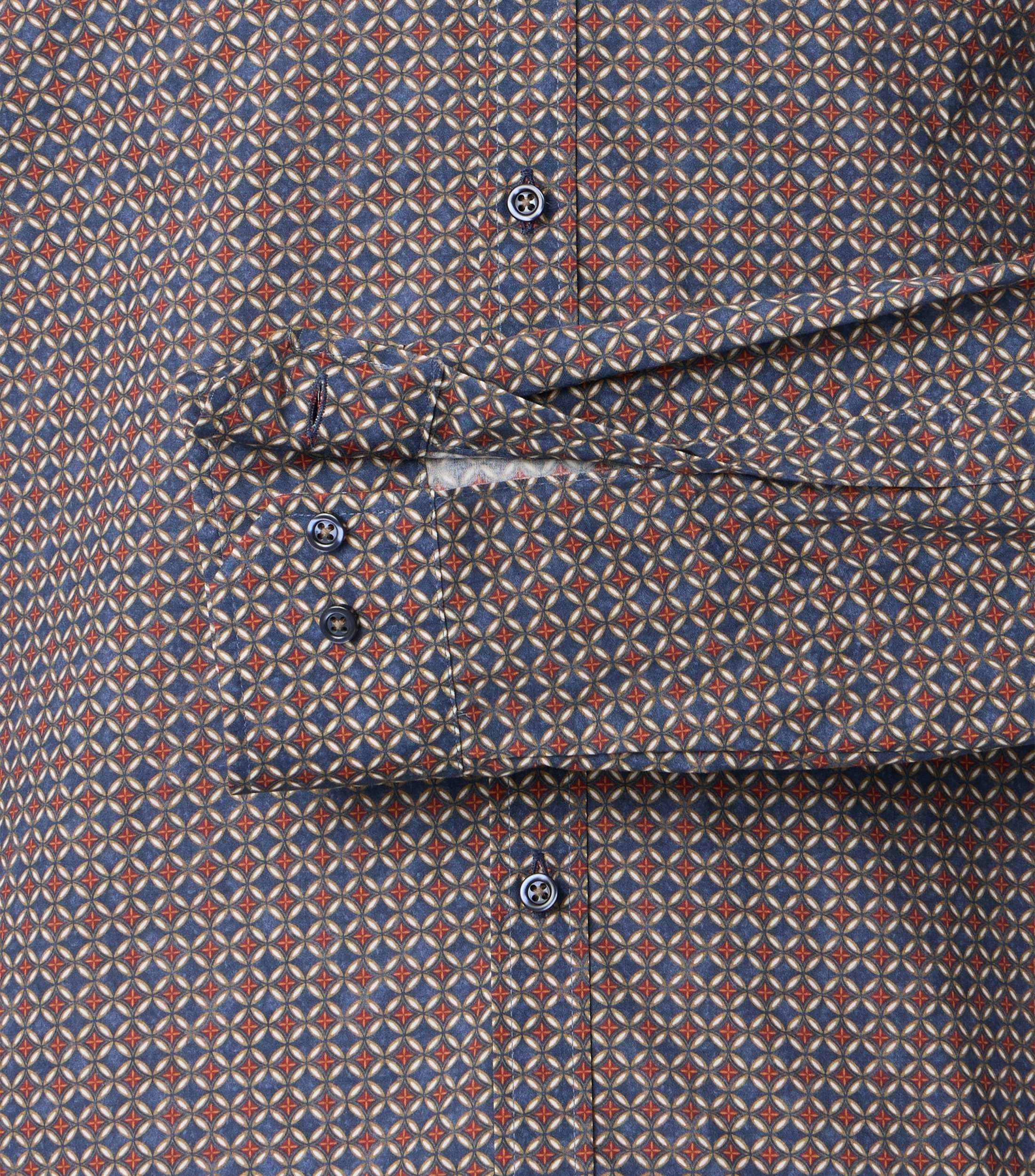 Ein Businesshemd im Print Muster in der Farbe Bordeauxrot