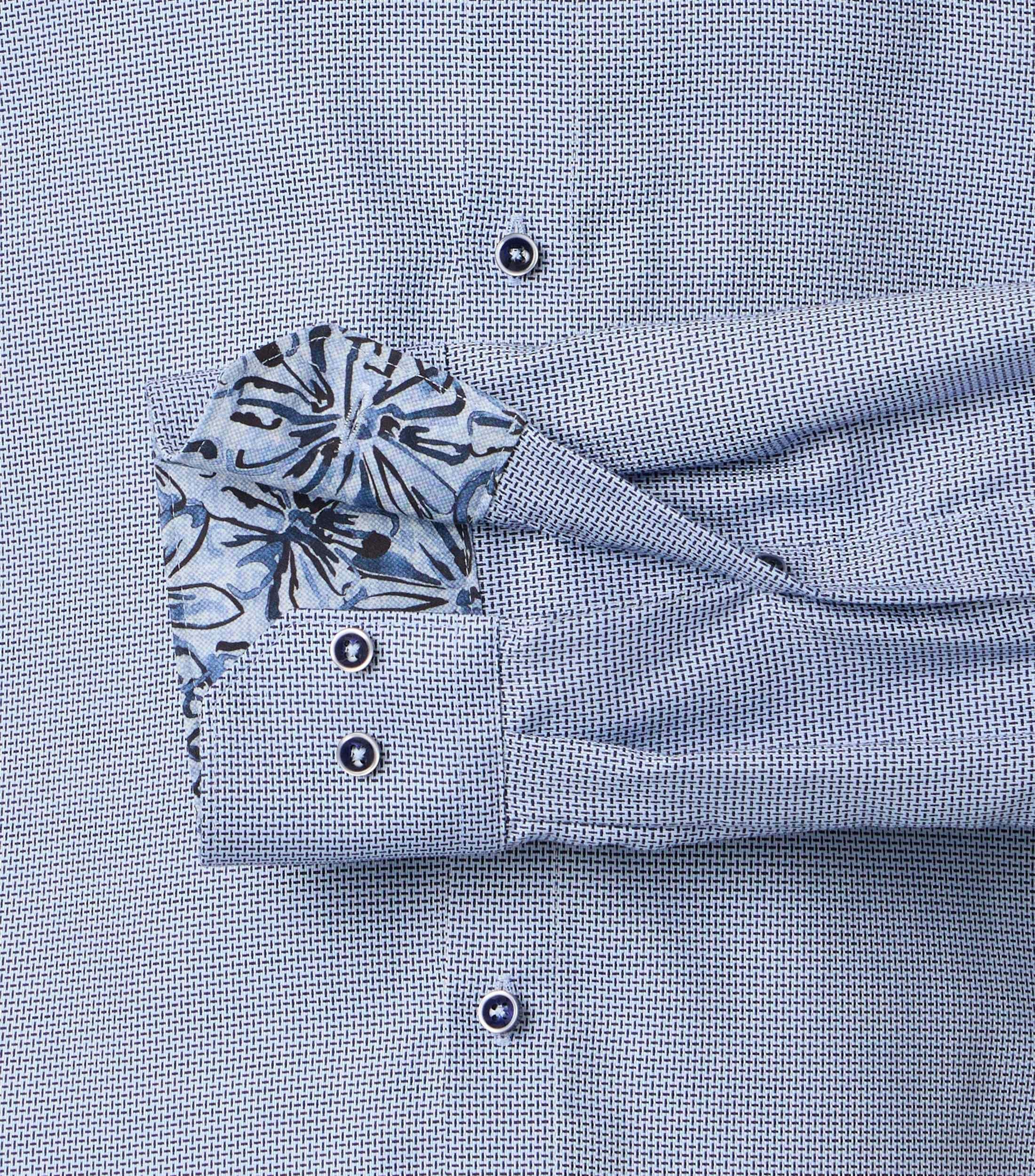 Ein Businesshemd im uni Muster in der Farbe Blau