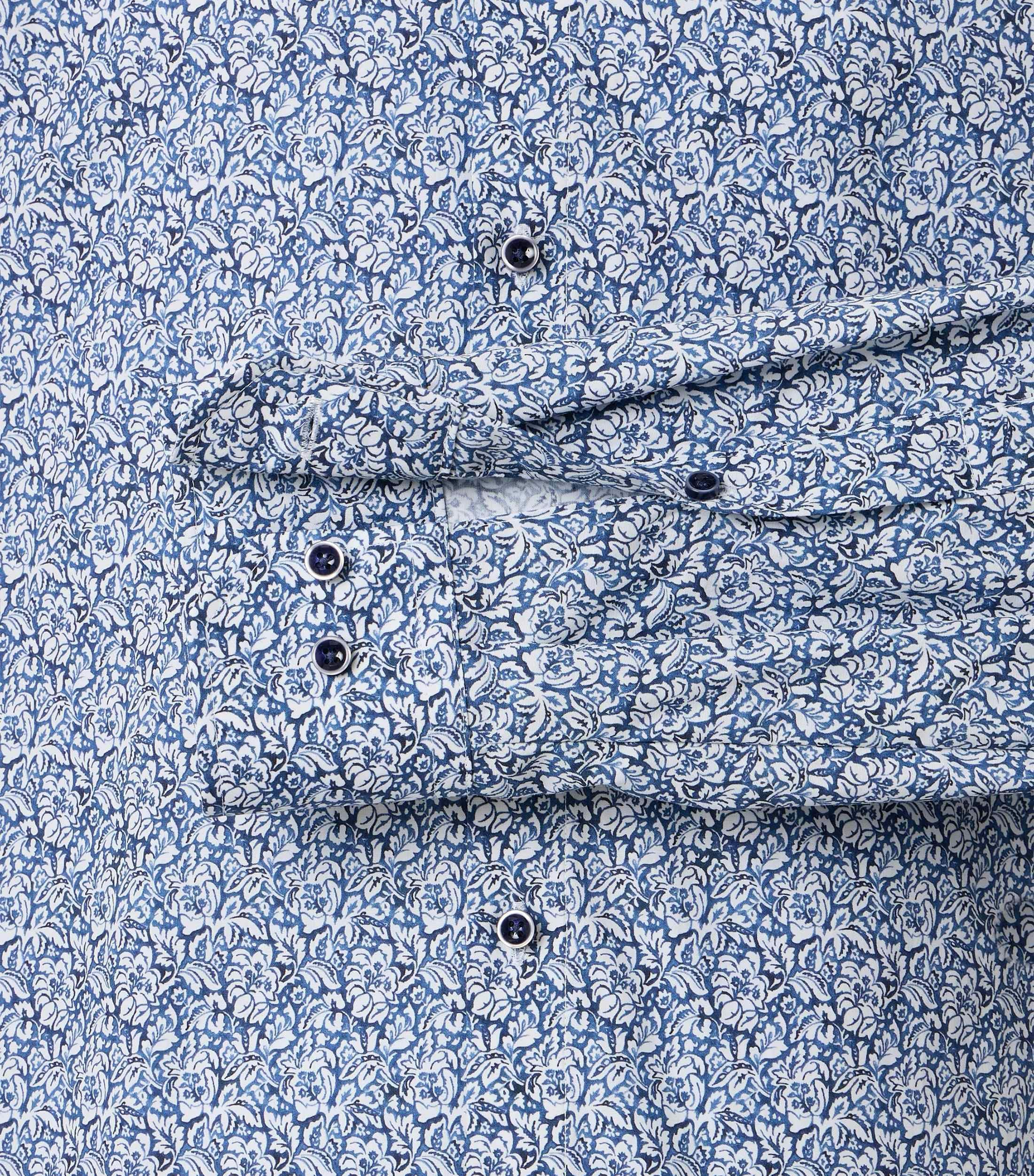 Ein Businesshemd im Print Muster in der Farbe Blau