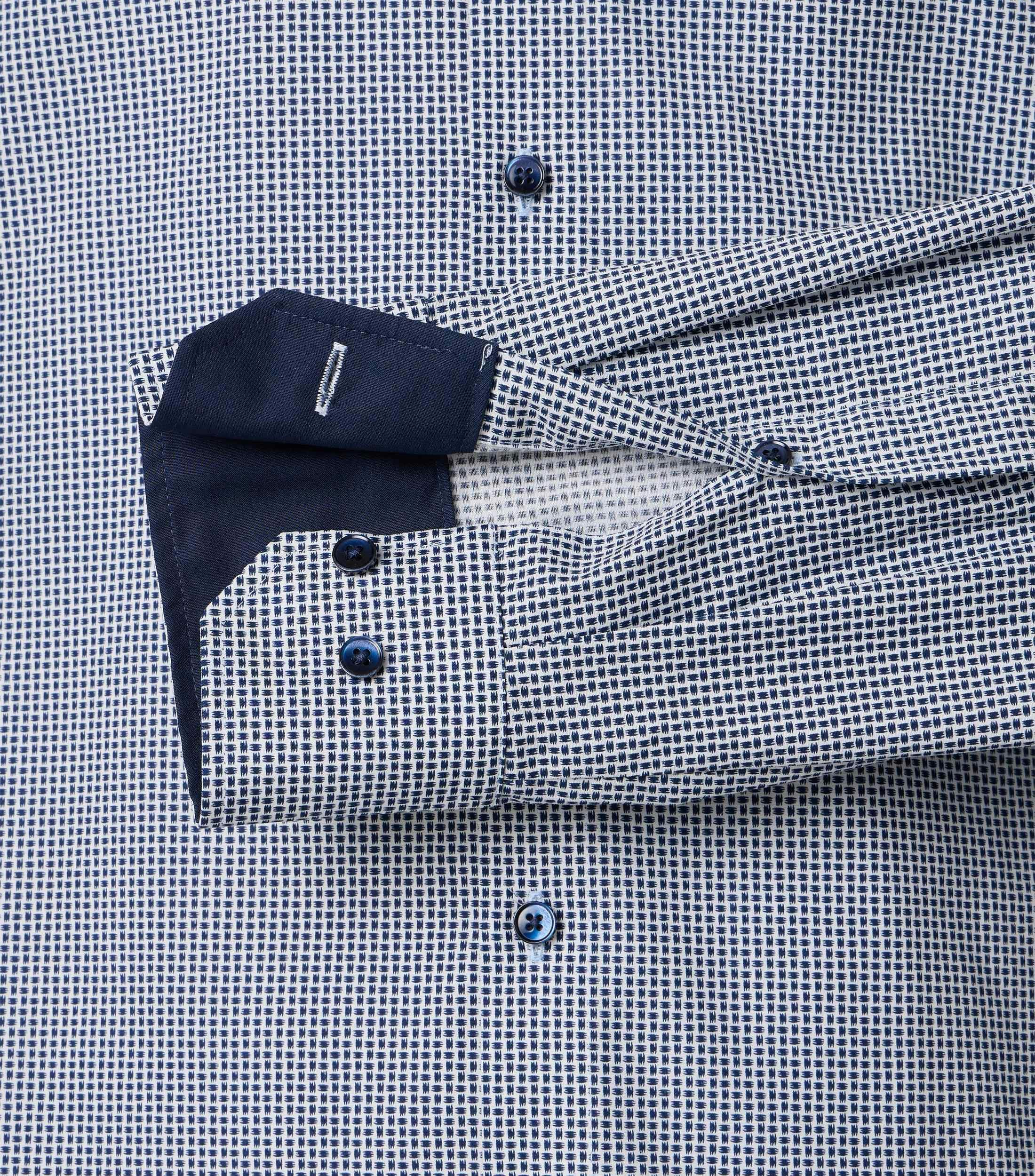 Ein Businesshemd im Print Muster in der Farbe Blau