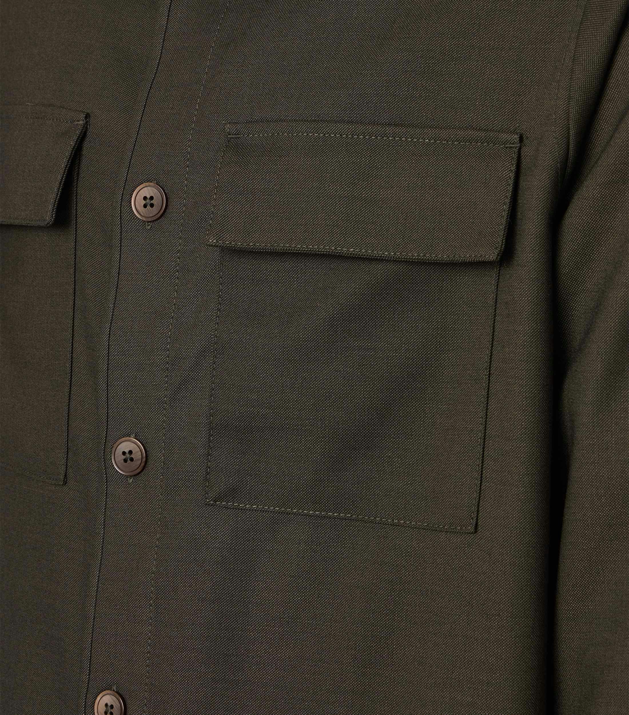 Ein Freizeithemd im uni Muster in der Farbe DunkelgrÃ¼n