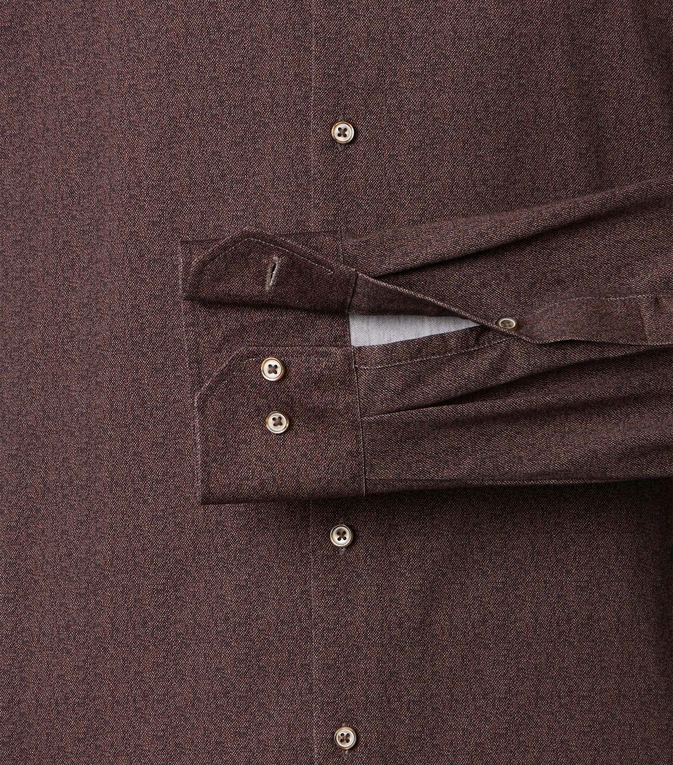 Ein Businesshemd im Print Muster in der Farbe Braun