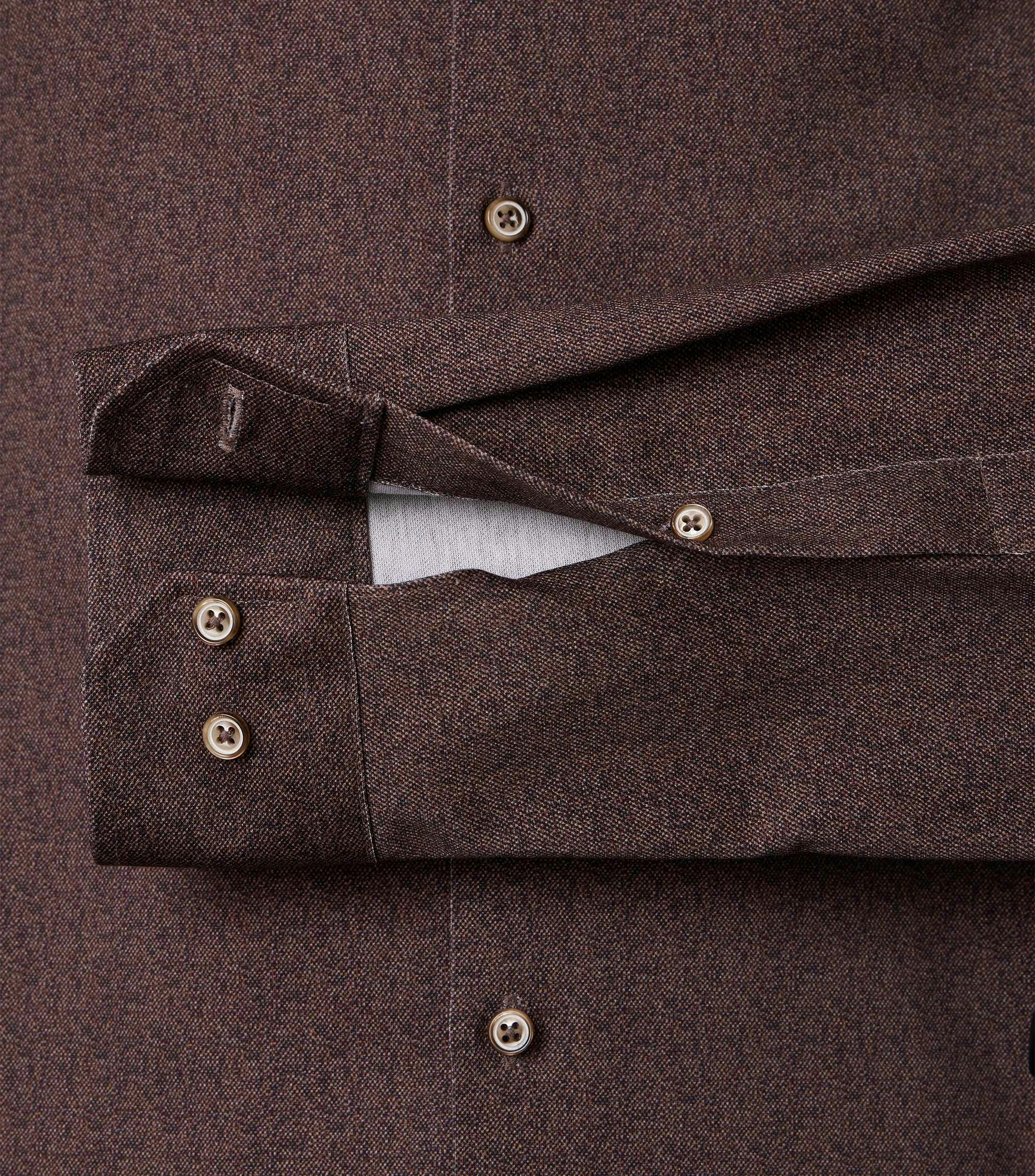 Ein Businesshemd im Print Muster in der Farbe Braun