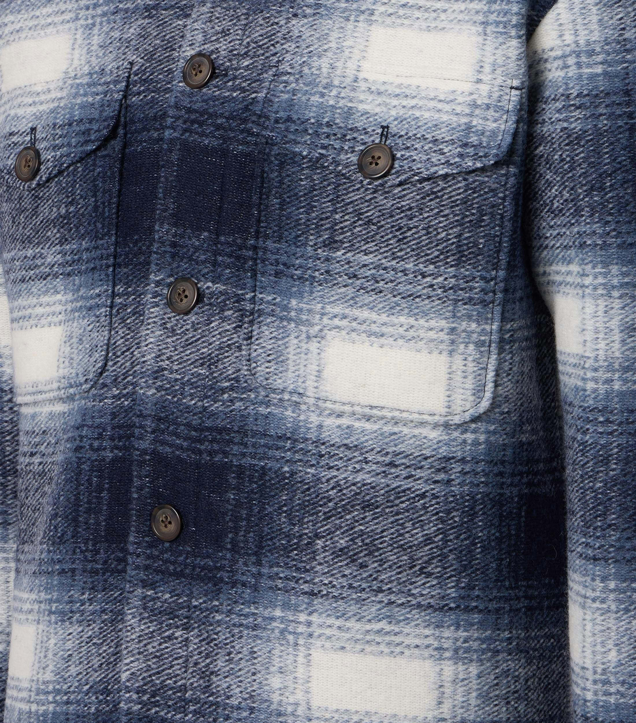 Ein Businesshemd im kariert Muster in der Farbe Blau