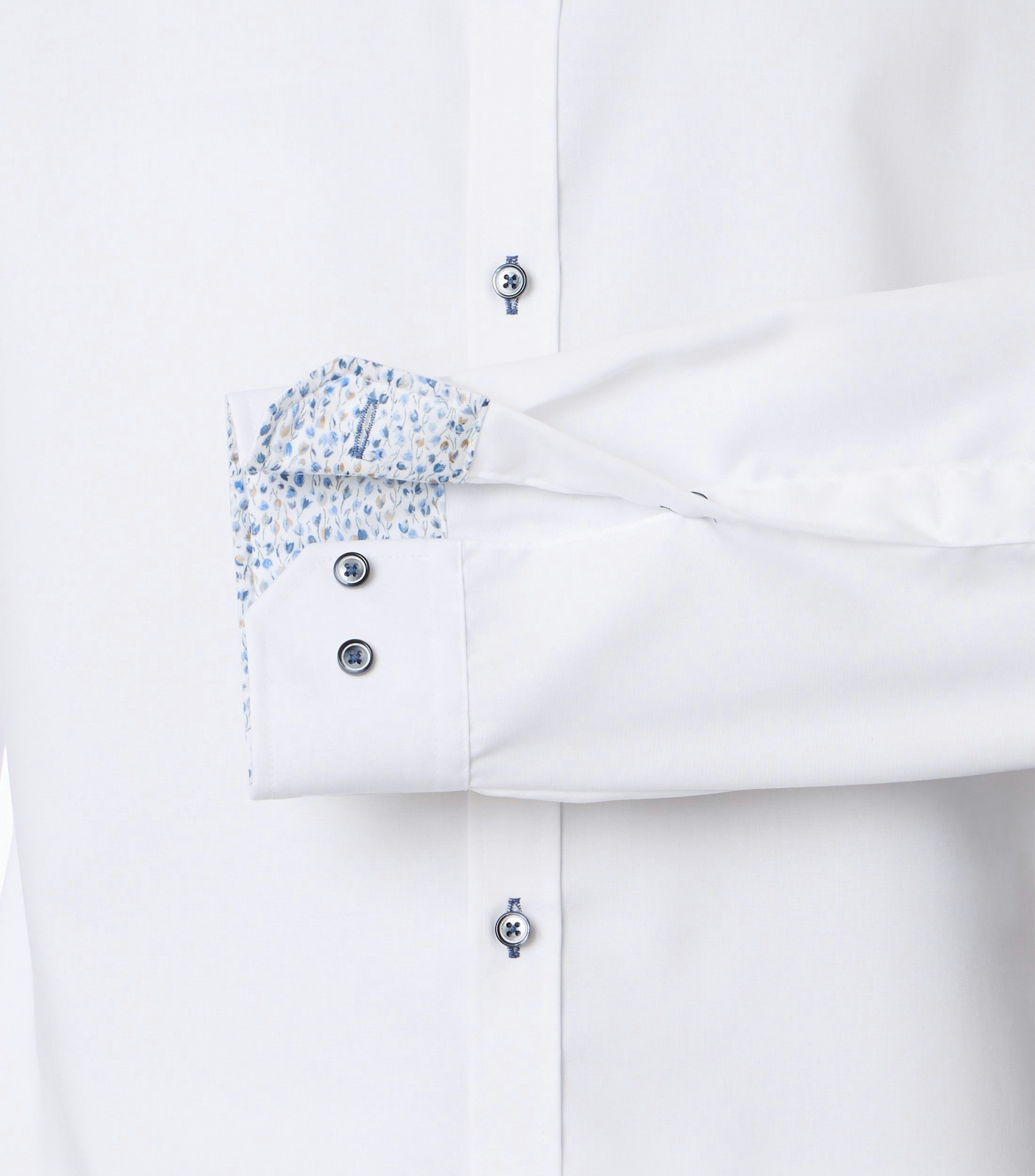 Ein Businesshemd im uni Muster in der Farbe Weiß