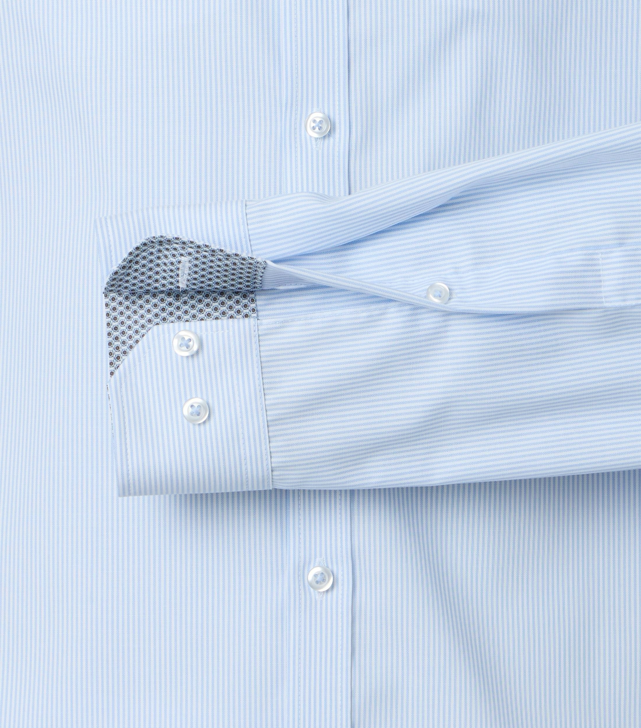 Ein Businesshemd im gestreift Muster in der Farbe Hellblau