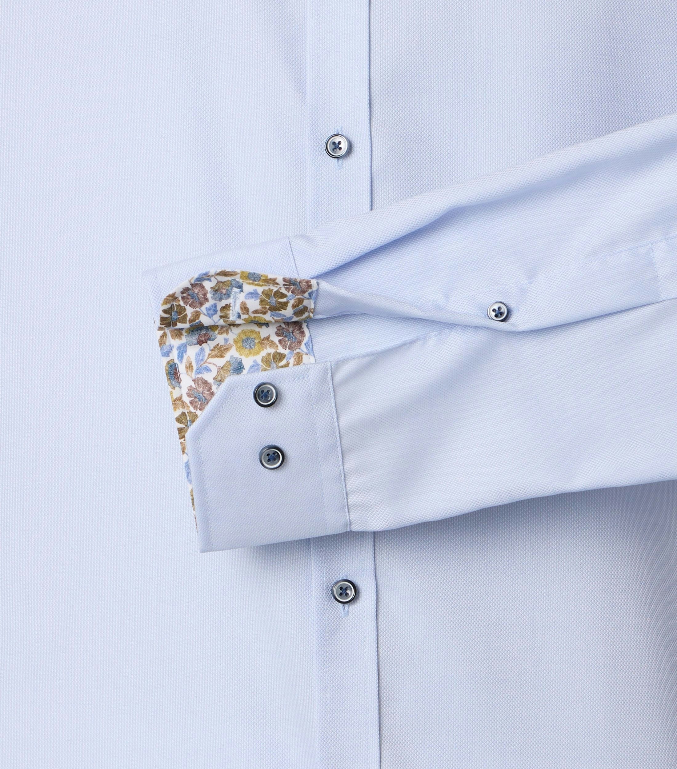 Ein Businesshemd im uni Muster in der Farbe Hellblau