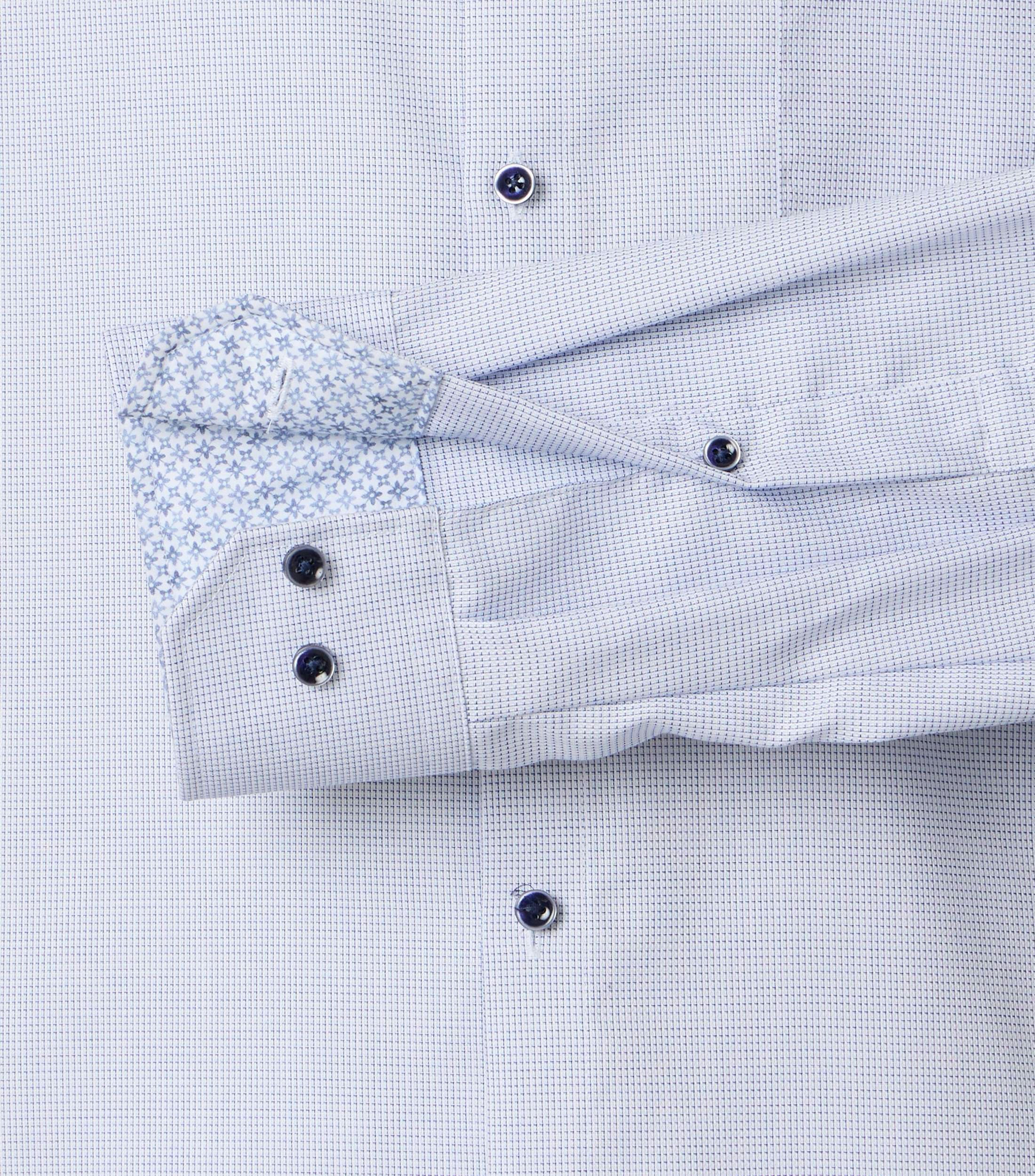 Ein Businesshemd im uni Muster in der Farbe Blau