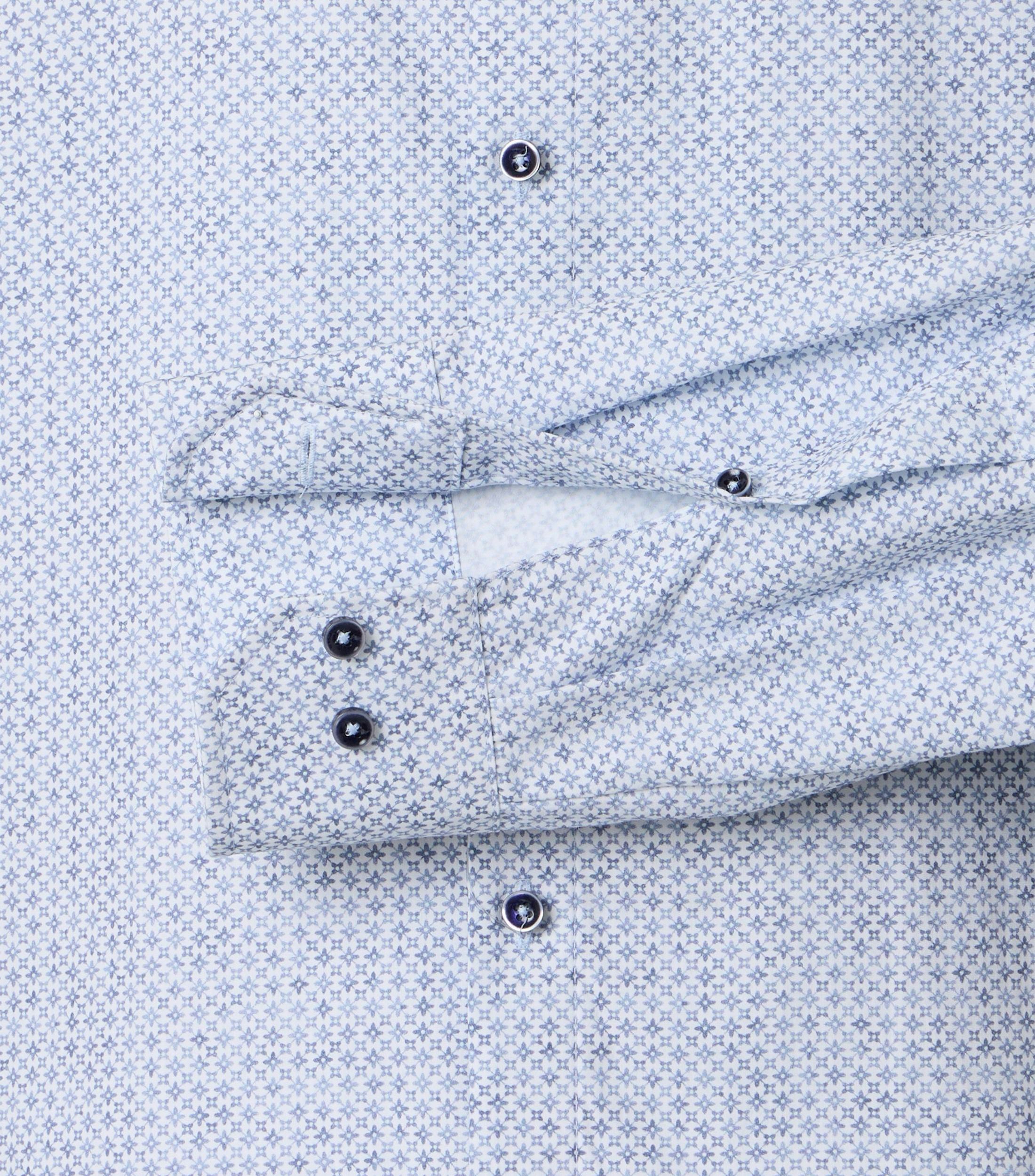 Ein Businesshemd im Print Muster in der Farbe Blau