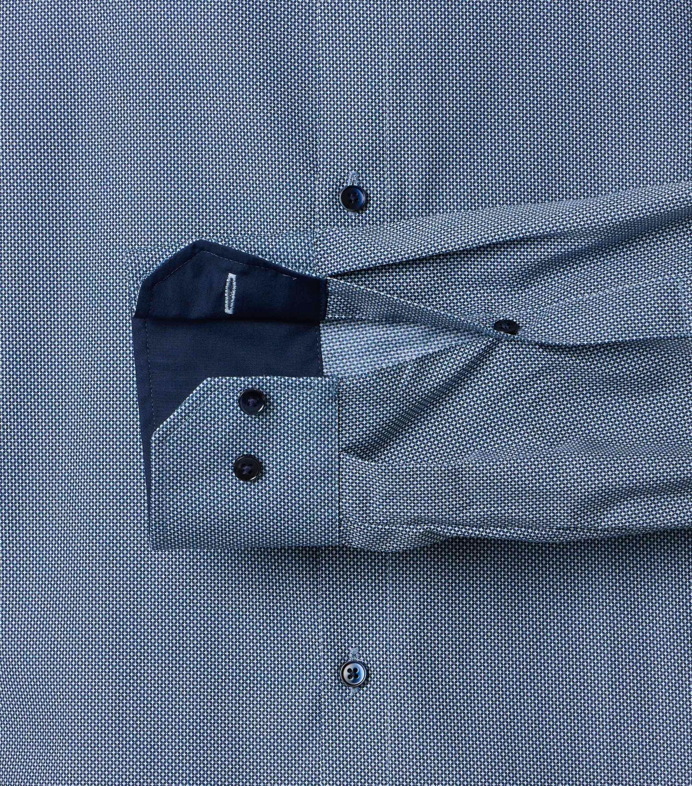 Ein Businesshemd im Print Muster in der Farbe Blau