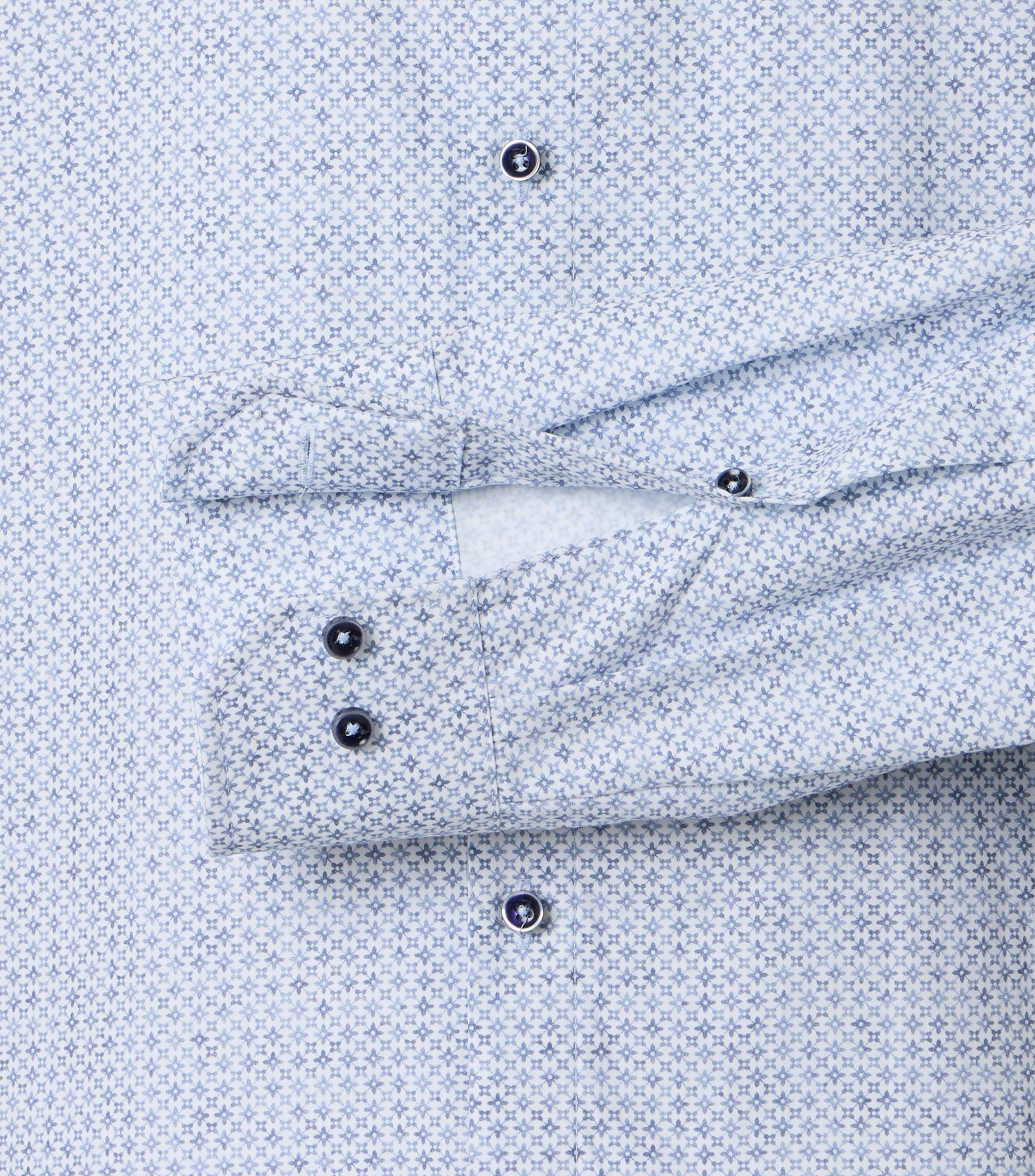 Ein Businesshemd im Print Muster in der Farbe Blau