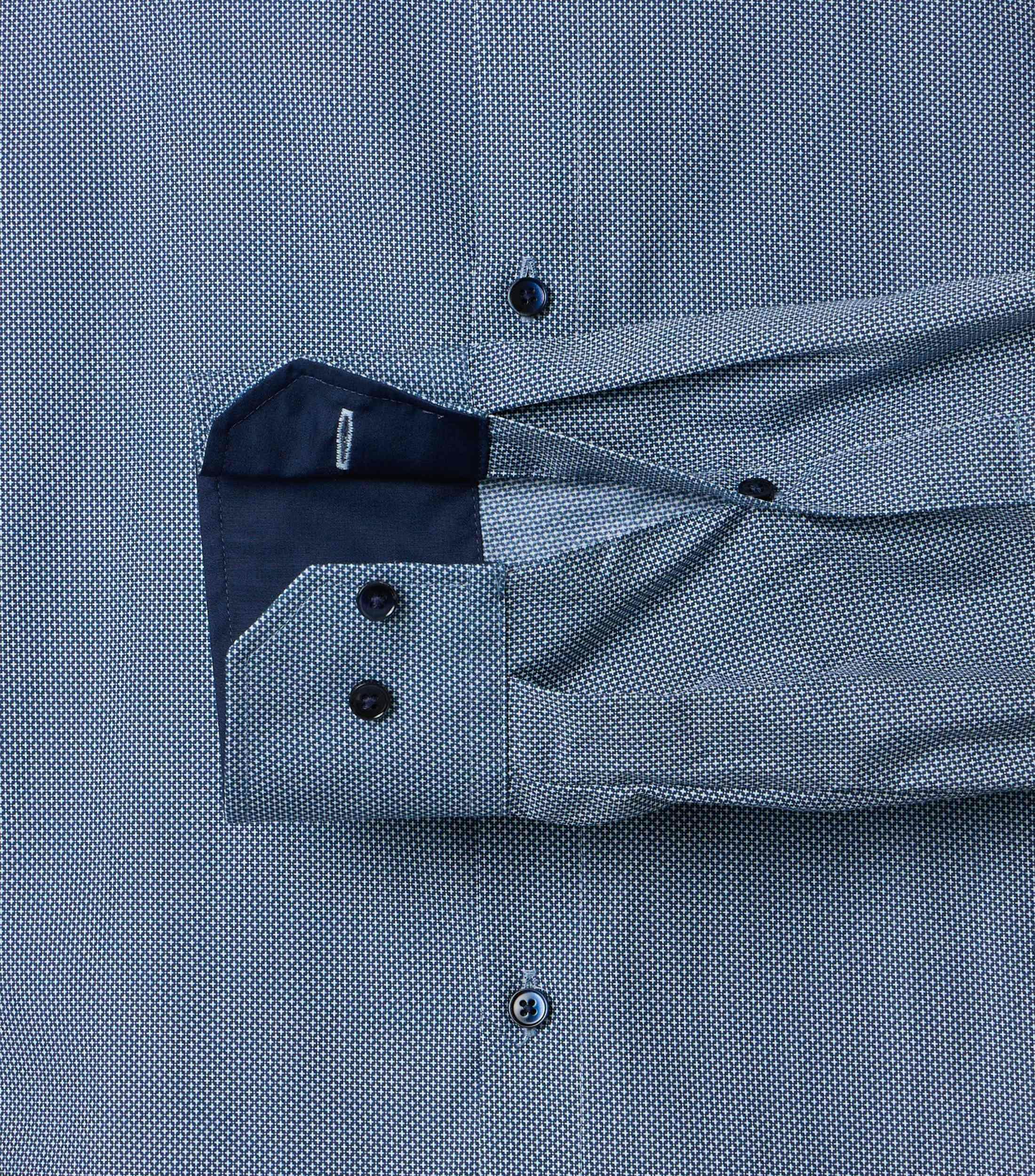 Ein Businesshemd im Print Muster in der Farbe Blau