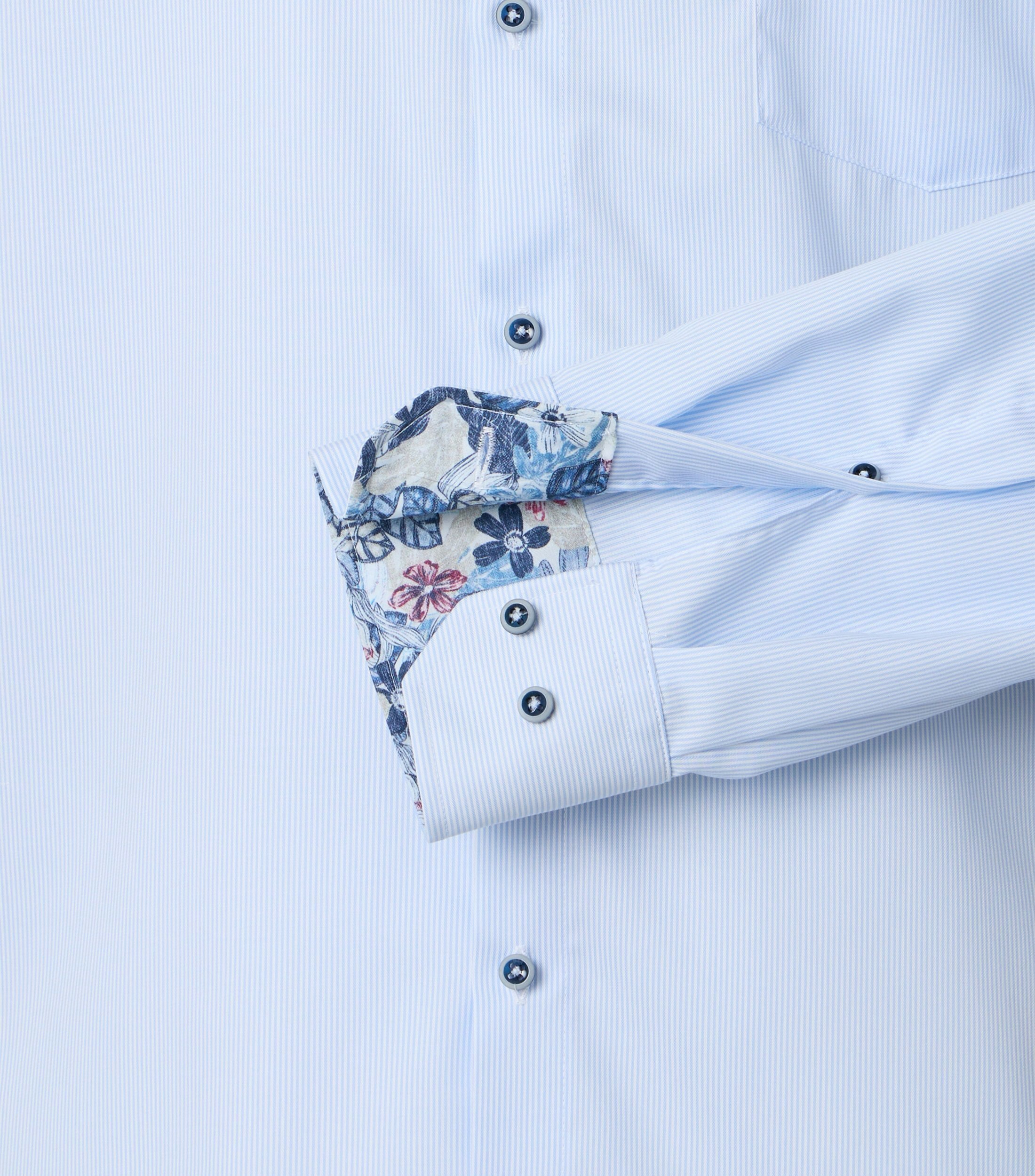 Ein Businesshemd im gestreift Muster in der Farbe Blau