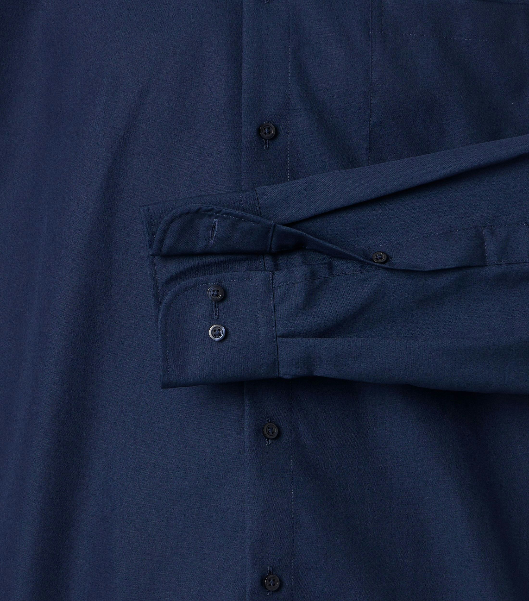 Ein Businesshemd im uni Muster in der Farbe Dunkelblau