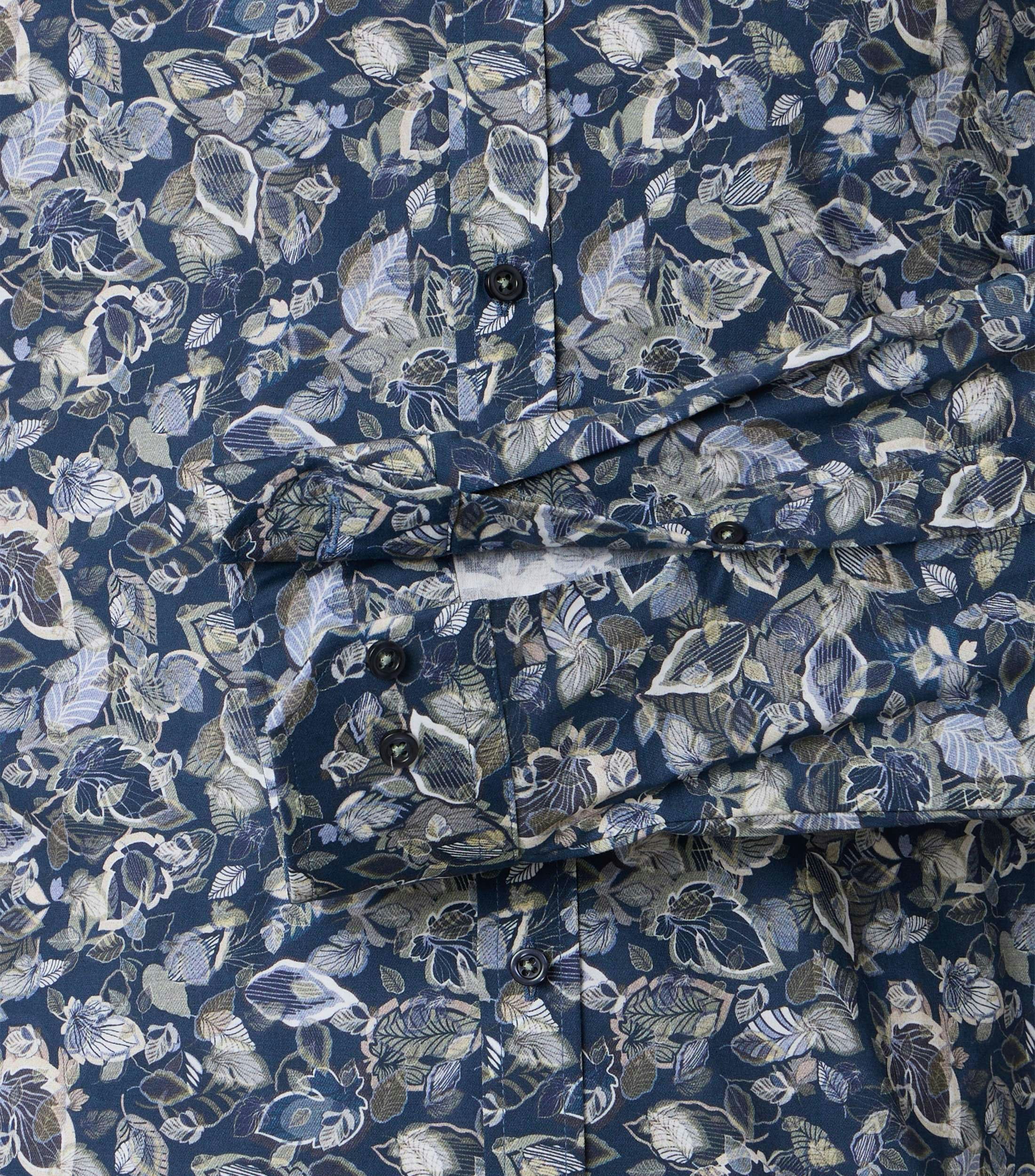 Ein Businesshemd im Print Muster in der Farbe Blau