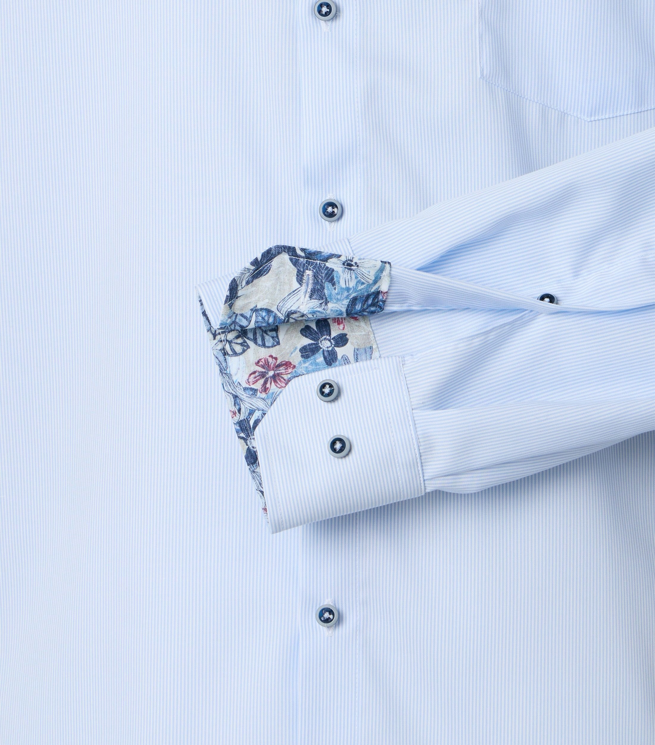 Ein Businesshemd im gestreift Muster in der Farbe blau