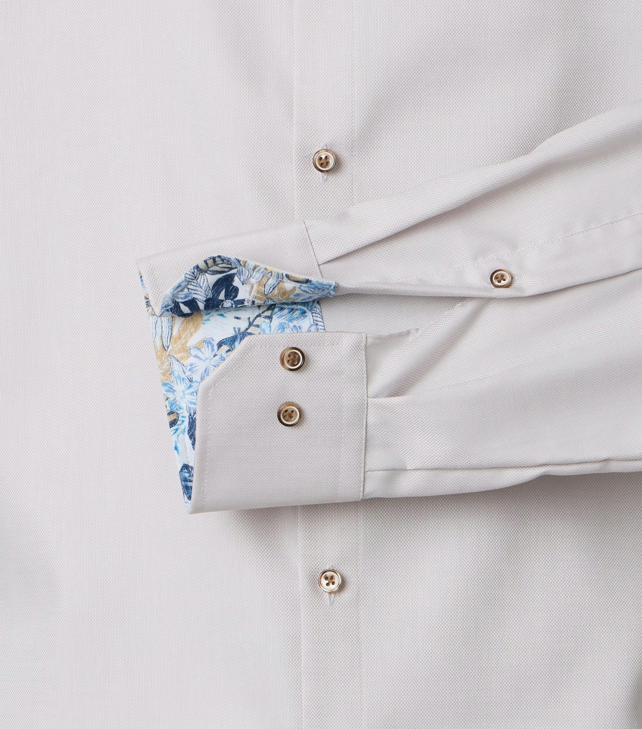 Ein Businesshemd im uni Muster in der Farbe Beige