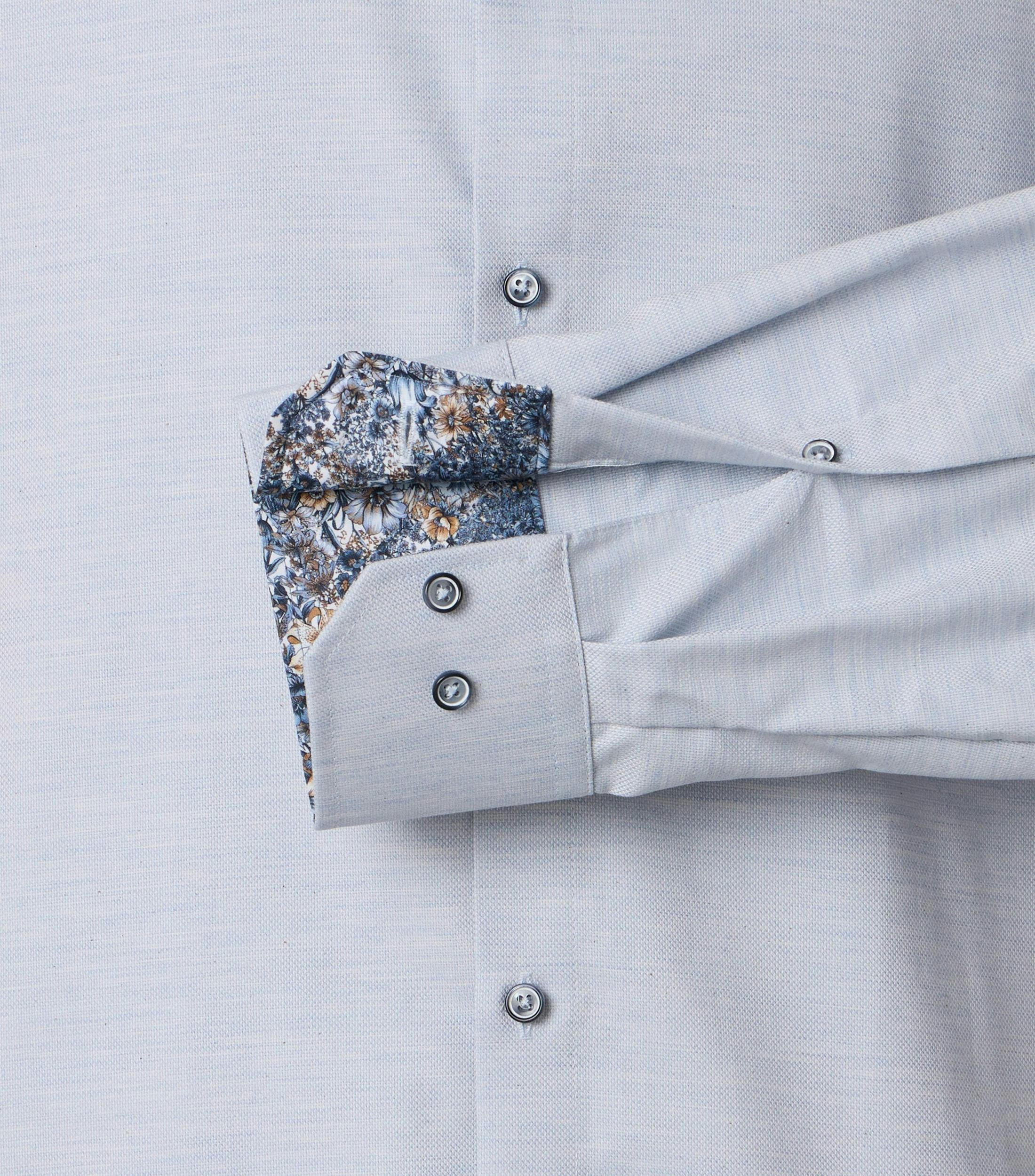 Ein Businesshemd im uni Muster in der Farbe Blau