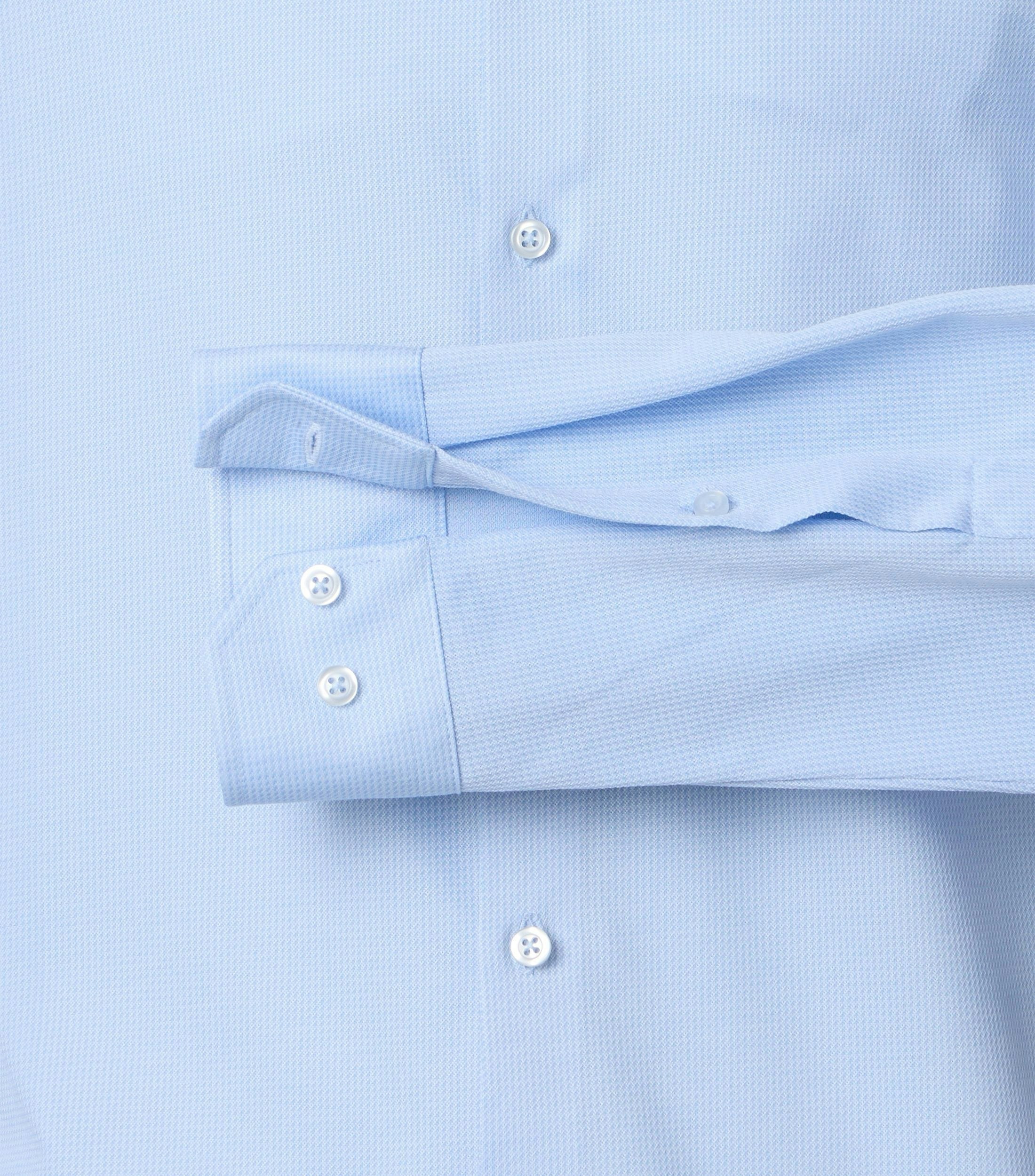 Ein Businesshemd im uni Muster in der Farbe blau